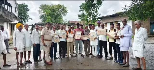 🚫नशे से दूरी है जरूरी 2.0 🚫
नशामुक्ति जन जागरूकता अभियान
थाना आष्टा
‘‘नशे से दूरी है जरूरी 2.0’’नशामुक्ति जन जागरूकता अभियान अंतर्गत थाना आष्टा पुलिस द्वारा क्षेत्र के अंतर्गत ग्राम रसुलपुरा में कार्यक्रम का आयोजन कर व्याख्यान दिया गया, नशे के दुष्प्रभावों के संबंध में जानकारी देकर शपथ दिलाई गई, एवं नशा मुक्ति से सम्बंधित पम्पलेट वितरण किये गये,गणमान्य व्यक्ति,खिलाडी,वरिष्ठ अधिकारीयों के नशा के विरुद्ध रिकार्ड किये गए जन जागरूकता संदेशों का प्रचार प्रसार बसों,सार्वजानिक यातायात साधनों, नगर पालिका द्वारा लगाई गई स्क्रीन आदि में चला कर किया गया | #NasheSeDooriHaiZaroori2_0