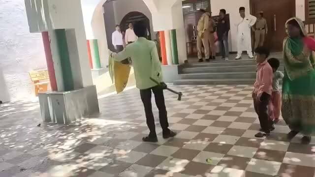 कुल्हाड़ी लेकर डीएम कार्यालय पहुंचा आक्रोषित युवक
-भ्रष्टाचार के आरोप लगाकर जताया विरोध
लखीमपुर-खीरी। एक युवक हाथ में कुल्हाड़ी लेकर डीएम कार्यालय पहुंच गया और भ्रष्टाचार व मजदूरों के शोषण के आरोप लगाते हुए विरोध प्रदर्शन किया। कुल्हाड़ी लेकर घूम रहे युवक ने खुलेआम जिला प्रशासन को भ्रष्टाचार पर प्रभावी कार्यवाही करने की चेतावनी देते हुए न्याय न मिलने पर कुल्हाड़ी के दम पर न्याय पाने की चुनौती दी गई।
#Facebookviralreels #लखीमपुर #हाईलाइट्स
#dmlakhimpurkheri