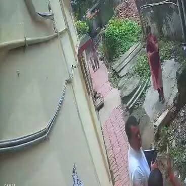 गोरखपुर में बाढ़ खंड कार्यालय में दिनदहाड़े हंगामा, अधीशासी अभियंता से मारपीट
हेलमेट पहने युवक ने कार्यालय में घुसकर जड़े थप्पड़, घटना से मचा हड़कंप
अधीशासी अभियंता ने निलंबित क्लर्क और उसके साथियों पर लगाया हमला करने का आरोप
✒️रिपोर्ट यूपी हेड नागेंद्र पांडये
गोरखपुर (उत्तर प्रदेश) बाढ़ खंड कार्यालय में दिनदहाड़े हुई मारपीट की घटना ने सरकारी कार्यालयों की सुरक्षा व्यवस्था पर सवाल खड़े कर दिए हैं। प्रारंभिक जानकारी के अनुसार, हेलमेट पहने एक युवक ने कार्यालय में घुसकर अधीशासी अभियंता के साथ कथित रूप से मारपीट की। अधीशासी अभियंता ने इस घटना के लिए एक निलंबित क्लर्क और उसके साथियों को जिम्मेदार ठहराया है। पुलिस मामले की जांच में जुट गई है।
गोरखपुर। उत्तर प्रदेश के गोरखपुर स्थित बाढ़ खंड कार्यालय में उस समय अफरा-तफरी मच गई जब एक हेलमेट पहने युवक कार्यालय के अंदर पहुंचा और अधीशासी अभियंता के साथ कथित रूप से मारपीट कर दी। प्रत्यक्षदर्शियों के अनुसार, घटना अचानक हुई, जिससे कार्यालय में मौजूद कर्मचारी और अधिकारी दहशत में आ गए।
प्रारंभिक जानकारी के मुताबिक, युवक ने अधीशासी अभियंता को थप्पड़ मारे और उनके साथ हाथापाई की। घटना के बाद कार्यालय में हंगामा मच गया।
अधीशासी अभियंता ने आरोप लगाया है कि इस हमले के पीछे विभाग का एक निलंबित क्लर्क और उसके कुछ साथी शामिल हैं। उन्होंने पूरे मामले की शिकायत संबंधित अधिकारियों और पुलिस से की है।
घटना की सूचना मिलते ही पुलिस मौके पर पहुंची और जांच शुरू कर दी। कार्यालय में मौजूद कर्मचारियों से पूछताछ की जा रही है तथा उपलब्ध सीसीटीवी फुटेज भी खंगाले जा रहे हैं, ताकि घटना की वास्तविक परिस्थितियों का पता लगाया जा सके।
फिलहाल पुलिस ने किसी भी निष्कर्ष पर पहुंचने से पहले सभी पक्षों के बयान और उपलब्ध साक्ष्यों के आधार पर जांच करने की बात कही है।
> महत्वपूर्ण नोट: इस समाचार में मारपीट और आरोपों से संबंधित जानकारी प्रारंभिक सूचना पर आधारित है। अधीशासी अभियंता द्वारा लगाए गए आरोपों की स्वतंत्र पुष्टि अभी नहीं हुई है। मामले की वास्तविक स्थिति पुलिस जांच और कानूनी प्रक्रिया के बाद स्पष्ट होगी।
सरकारी कार्यालयों में इस प्रकार की घटनाएं सुरक्षा व्यवस्था और कार्यस्थल की गरिमा को लेकर गंभीर प्रश्न खड़े करती हैं। अब यह देखना होगा कि पुलिस जांच में क्या तथ्य सामने आते हैं और आरोपों के आधार पर क्या वैधानिक कार्रवाई की जाती है।
🟥 ND NEWS | दैनिक निष्पक्ष धारा की अपील
एनडी न्यूज़ एवं दैनिक निष्पक्ष धारा सभी नागरिकों से अपील करता है कि किसी भी विवाद का समाधान हिंसा के बजाय कानूनी और संवैधानिक माध्यमों से करें। प्रशासन से अनुरोध है कि सरकारी कार्यालयों की सुरक्षा व्यवस्था मजबूत की जाए तथा दोषी पाए जाने वाले व्यक्तियों के विरुद्ध निष्पक्ष और कठोर कार्रवाई सुनिश्चित की जाए।
जनहित में सुझाव
सरकारी कार्यालयों में सुरक्षा व्यवस्था और सीसीटीवी निगरानी को मजबूत किया जाए।
किसी भी विवाद का समाधान कानून के दायरे में रहकर किया जाए।
सरकारी कर्मचारियों और आम नागरिकों की सुरक्षा सुनिश्चित की जाए।
अफवाहों के बजाय केवल आधिकारिक जानकारी पर भरोसा करें।
जांच पूरी होने तक किसी भी पक्ष को दोषी या निर्दोष घोषित करने से बचें।
👇👇
#NDNews #दैनिकनिष्पक्षधारा #Gorakhpur #UPNews #BreakingNews #FloodDepartment #GovernmentOffice #CrimeNews #UPPolice #LawAndOrder
👇👇👇
@dgpup
@RSSorg
@UPGovt
@RSSgeet
@wpl1090
@Uppolice
@MIB_India
@PMOIndia
@HMOIndia
@VHPDigital
@InfoDeptUP
@myogioffice
@homeupgov
@CMOUP_RC
@CMOfficeUP
@ChiefSecyUP
@ChiefSecyUP
@MahantYogiG
@UpPolicemitra
@BajrangDalOrg
@UPPViralCheck
@rashtrapatibhvn
@112UttarPradesh
@UPMahilakalyan
@myogiadityanath
@gorakhpurpolice
@UPGovtInfra
👇👇
🟥 ND NEWS | दैनिक निष्पक्ष धारा
मुख्य संपादक / संस्थापक: राजन सिंह हाड़ा
सह-संपादक: शालिनी सिंह भदौरिया
✒️ रिपोर्ट: सहयोगी शिवा गुप्ता के साथ जिला ब्यूरो अजय श्रीवास्तव
📍 कार्यालय-3: U158, हीरा स्वीट्स के पास, विकास मार्ग, लक्ष्मी नगर, पूर्वी दिल्ली, पिन कोड – 110092 (NCR)
📍 कार्यालय-2: विधानसभा रोड, बर्लिंगटन चौराहा, लखनऊ – 226001 (UP)
📍 कार्यालय-1: 1/1 अटल बिहारी चौराहा, नियर बर्मा चौराहा, फतेहपुर – 212601 (UP)
📅 दिनांक: 24 जुलाई 2026
📆 दिन: शुक्रवार
📧 Email: ndnewschannel@gmail.com
📞 मोबाइल: 9696119696