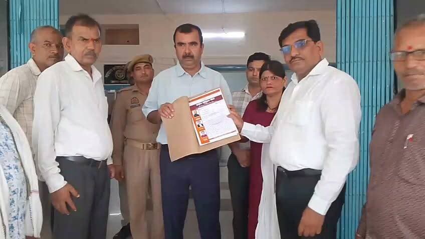 NEET समेत प्रतियोगी परीक्षाओं के पेपर लीक पर राष्ट्रपति से उच्च स्तरीय जांच की मांग
राष्ट्रीय अधिकार मोर्चा ने एडीएम के माध्यम से राष्ट्रपति को भेजा ज्ञापन
छात्रों को न्याय, दोषियों पर कार्रवाई और पारदर्शी परीक्षा प्रणाली की उठी मांग
✒️ रिपोर्ट अंकित मिश्रा के साथ अजय श्रीवास्तव
फतेहपुर (उत्तर प्रदेश)। प्रतियोगी परीक्षाओं, विशेषकर NEET समेत विभिन्न भर्ती एवं प्रवेश परीक्षाओं में कथित पेपर लीक की घटनाओं को लेकर फतेहपुर में राष्ट्रीय अधिकार मोर्चा (R.A.M.) ने राष्ट्रपति के नाम संबोधित ज्ञापन एडीएम को सौंपा। संगठन ने परीक्षा प्रणाली की विश्वसनीयता बहाल करने, उच्च स्तरीय जांच कराने और दोषियों के खिलाफ कड़ी कार्रवाई की मांग की है। साथ ही छात्रों के भविष्य की सुरक्षा और पारदर्शी परीक्षा व्यवस्था सुनिश्चित करने की अपील की गई है।
फतेहपुर। देशभर में प्रतियोगी परीक्षाओं में कथित पेपर लीक की घटनाओं को लेकर छात्रों और अभिभावकों में बढ़ती चिंता के बीच राष्ट्रीय अधिकार मोर्चा (R.A.M.) ने राष्ट्रपति के नाम संबोधित ज्ञापन कलेक्ट्रेट पहुंचकर एडीएम को सौंपा।
जिलाध्यक्ष राजीव मिश्रा के नेतृत्व में दिए गए ज्ञापन में कहा गया कि देश का प्रत्येक छात्र वर्षों की मेहनत, संघर्ष और अपने परिवार के त्याग के साथ प्रतियोगी परीक्षाओं में शामिल होता है। किसान, मजदूर और मध्यमवर्गीय परिवार अपने बच्चों की पढ़ाई के लिए आर्थिक कठिनाइयों का सामना करते हैं। ऐसे में यदि परीक्षा की गोपनीयता पर प्रश्न उठते हैं तो इससे केवल एक परीक्षा नहीं, बल्कि लाखों छात्रों का विश्वास प्रभावित होता है।
ज्ञापन में यह भी कहा गया कि पेपर लीक जैसी घटनाओं के कारण अनेक छात्र मानसिक तनाव और निराशा का सामना कर रहे हैं। संगठन ने परीक्षा प्रक्रिया को पूरी तरह पारदर्शी और निष्पक्ष बनाने की आवश्यकता पर बल दिया।
राष्ट्रीय अधिकार मोर्चा ने अपने ज्ञापन में यह भी स्पष्ट किया कि वह किसी भी प्रकार की हिंसा या अव्यवस्था का समर्थन नहीं करता। हालांकि, यदि किसी शांतिपूर्ण प्रदर्शन के दौरान निर्दोष छात्र-छात्राओं के साथ अनावश्यक बल प्रयोग हुआ है, तो उसकी निष्पक्ष जांच भी कराई जानी चाहिए।
संगठन ने राष्ट्रपति से मांग की कि—
NEET सहित अन्य प्रतियोगी परीक्षाओं में कथित पेपर लीक मामलों की उच्च स्तरीय जांच कराई जाए।
दोषियों के विरुद्ध कठोर कानूनी कार्रवाई सुनिश्चित की जाए।
छात्रों के भविष्य की सुरक्षा के लिए परीक्षा प्रणाली को अधिक पारदर्शी और तकनीकी रूप से सुरक्षित बनाया जाए।
युवाओं का शिक्षा व्यवस्था पर विश्वास बहाल करने के लिए प्रभावी सुधार किए जाएं।
इस अवसर पर जगत मिश्रा, सर्वेश शुक्ला, दिनेश सिंह, सचिन कुमार, इंद्रेश तिवारी, रमेश पटेल, प्रकाश पासवान एवं सपना सिंह सहित अन्य कार्यकर्ता उपस्थित रहे।
प्रतियोगी परीक्षाओं की निष्पक्षता देश के लाखों युवाओं के भविष्य से जुड़ा विषय है। ऐसे में किसी भी प्रकार के पेपर लीक या अनियमितता के आरोपों की निष्पक्ष जांच और पारदर्शी परीक्षा प्रणाली की दिशा में ठोस कदम उठाना शिक्षा व्यवस्था में विश्वास बनाए रखने के लिए आवश्यक माना जा रहा है। अब ज्ञापन पर संबंधित स्तर पर क्या कार्रवाई होती है, इस पर छात्रों और अभिभावकों की नजर बनी हुई है।
🟥 एनडी न्यूज़ एवं दैनिक निष्पक्ष धारा केंद्र एवं राज्य सरकारों, परीक्षा एजेंसियों और संबंधित विभागों से अपील करता है कि प्रतियोगी परीक्षाओं की निष्पक्षता सुनिश्चित करने के लिए आधुनिक सुरक्षा प्रणाली, पारदर्शी जांच व्यवस्था और समयबद्ध कार्रवाई लागू की जाए। देश के युवाओं का भविष्य सर्वोच्च प्राथमिकता होना चाहिए।
👇👇
#NDNews #दैनिकनिष्पक्षधारा #Fatehpur #NEET #PaperLeak #Education #Students #JusticeForStudents #NationalAdhikarMorcha #PresidentOfIndia #ExamReforms #Transparency #UPNews
👇👇
@dgpup
@RSSorg
@UPGovt
@wpl1090
@RSSgeet
@Uppolice
@MIB_India
@PMOIndia
@HMOIndia
@abmanglik
@VHPDigital
@igrangealld
@myogioffice
@InfoDeptUP
@dmfatehpur
@sdmsadarftp
@CMOfficeUP
@CMOUP_RC
@UPPRD1948
@ChiefSecyUP
@ChiefSecyUP
@MahantYogiG
@FatehpurSdm
@fatehpurpolice
@BajrangDalOrg
@rashtrapatibhvn
@UPMahilaKalyan
@112UttarPradesh
@myogiadityanath
@CommissionerPrg
@ADGZonPrayagraj
@rashtrapatibhvn
@EduMinOfIndia
@NTA_Exams
👇👇
🟥 ND NEWS | दैनिक निष्पक्ष धारा
मुख्य संपादक / संस्थापक: राजन सिंह हाड़ा
सह-संपादक: शालिनी सिंह भदौरिया
📍 कार्यालय-3: U158,हीरा स्वीट्स के पास, विकास मार्ग,लक्ष्मी नगर,पूर्वी दिल्ली,पिन कोड – 110092 (NCR)
📍 कार्यालय-2: विधानसभा रोड,बर्लिंगटन चौराहा,लखनऊ – 226001 (UP)
📅 दिनांक: 23 जुलाई 2026
📞 मोबाइल: 9696119696