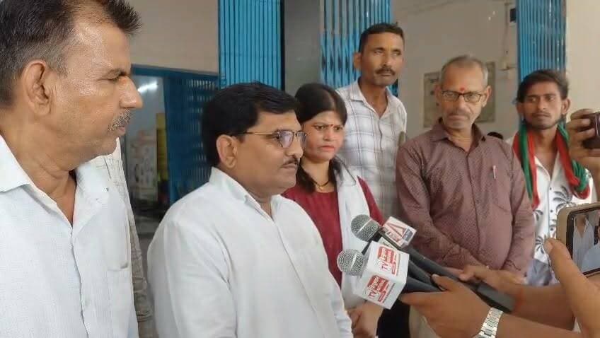NEET समेत प्रतियोगी परीक्षाओं के पेपर लीक पर राष्ट्रपति से उच्च स्तरीय जांच की मांग
राष्ट्रीय अधिकार मोर्चा ने एडीएम के माध्यम से राष्ट्रपति को भेजा ज्ञापन
छात्रों को न्याय, दोषियों पर कार्रवाई और पारदर्शी परीक्षा प्रणाली की उठी मांग
✒️ रिपोर्ट अंकित मिश्रा के साथ अजय श्रीवास्तव
फतेहपुर (उत्तर प्रदेश)। प्रतियोगी परीक्षाओं, विशेषकर NEET समेत विभिन्न भर्ती एवं प्रवेश परीक्षाओं में कथित पेपर लीक की घटनाओं को लेकर फतेहपुर में राष्ट्रीय अधिकार मोर्चा (R.A.M.) ने राष्ट्रपति के नाम संबोधित ज्ञापन एडीएम को सौंपा। संगठन ने परीक्षा प्रणाली की विश्वसनीयता बहाल करने, उच्च स्तरीय जांच कराने और दोषियों के खिलाफ कड़ी कार्रवाई की मांग की है। साथ ही छात्रों के भविष्य की सुरक्षा और पारदर्शी परीक्षा व्यवस्था सुनिश्चित करने की अपील की गई है।
फतेहपुर। देशभर में प्रतियोगी परीक्षाओं में कथित पेपर लीक की घटनाओं को लेकर छात्रों और अभिभावकों में बढ़ती चिंता के बीच राष्ट्रीय अधिकार मोर्चा (R.A.M.) ने राष्ट्रपति के नाम संबोधित ज्ञापन कलेक्ट्रेट पहुंचकर एडीएम को सौंपा।
जिलाध्यक्ष राजीव मिश्रा के नेतृत्व में दिए गए ज्ञापन में कहा गया कि देश का प्रत्येक छात्र वर्षों की मेहनत, संघर्ष और अपने परिवार के त्याग के साथ प्रतियोगी परीक्षाओं में शामिल होता है। किसान, मजदूर और मध्यमवर्गीय परिवार अपने बच्चों की पढ़ाई के लिए आर्थिक कठिनाइयों का सामना करते हैं। ऐसे में यदि परीक्षा की गोपनीयता पर प्रश्न उठते हैं तो इससे केवल एक परीक्षा नहीं, बल्कि लाखों छात्रों का विश्वास प्रभावित होता है।
ज्ञापन में यह भी कहा गया कि पेपर लीक जैसी घटनाओं के कारण अनेक छात्र मानसिक तनाव और निराशा का सामना कर रहे हैं। संगठन ने परीक्षा प्रक्रिया को पूरी तरह पारदर्शी और निष्पक्ष बनाने की आवश्यकता पर बल दिया।
राष्ट्रीय अधिकार मोर्चा ने अपने ज्ञापन में यह भी स्पष्ट किया कि वह किसी भी प्रकार की हिंसा या अव्यवस्था का समर्थन नहीं करता। हालांकि, यदि किसी शांतिपूर्ण प्रदर्शन के दौरान निर्दोष छात्र-छात्राओं के साथ अनावश्यक बल प्रयोग हुआ है, तो उसकी निष्पक्ष जांच भी कराई जानी चाहिए।
संगठन ने राष्ट्रपति से मांग की कि—
NEET सहित अन्य प्रतियोगी परीक्षाओं में कथित पेपर लीक मामलों की उच्च स्तरीय जांच कराई जाए।
दोषियों के विरुद्ध कठोर कानूनी कार्रवाई सुनिश्चित की जाए।
छात्रों के भविष्य की सुरक्षा के लिए परीक्षा प्रणाली को अधिक पारदर्शी और तकनीकी रूप से सुरक्षित बनाया जाए।
युवाओं का शिक्षा व्यवस्था पर विश्वास बहाल करने के लिए प्रभावी सुधार किए जाएं।
इस अवसर पर जगत मिश्रा, सर्वेश शुक्ला, दिनेश सिंह, सचिन कुमार, इंद्रेश तिवारी, रमेश पटेल, प्रकाश पासवान एवं सपना सिंह सहित अन्य कार्यकर्ता उपस्थित रहे।
प्रतियोगी परीक्षाओं की निष्पक्षता देश के लाखों युवाओं के भविष्य से जुड़ा विषय है। ऐसे में किसी भी प्रकार के पेपर लीक या अनियमितता के आरोपों की निष्पक्ष जांच और पारदर्शी परीक्षा प्रणाली की दिशा में ठोस कदम उठाना शिक्षा व्यवस्था में विश्वास बनाए रखने के लिए आवश्यक माना जा रहा है। अब ज्ञापन पर संबंधित स्तर पर क्या कार्रवाई होती है, इस पर छात्रों और अभिभावकों की नजर बनी हुई है।
🟥 एनडी न्यूज़ एवं दैनिक निष्पक्ष धारा केंद्र एवं राज्य सरकारों, परीक्षा एजेंसियों और संबंधित विभागों से अपील करता है कि प्रतियोगी परीक्षाओं की निष्पक्षता सुनिश्चित करने के लिए आधुनिक सुरक्षा प्रणाली, पारदर्शी जांच व्यवस्था और समयबद्ध कार्रवाई लागू की जाए। देश के युवाओं का भविष्य सर्वोच्च प्राथमिकता होना चाहिए।
👇👇
#NDNews #दैनिकनिष्पक्षधारा #Fatehpur #NEET #PaperLeak #Education #Students #JusticeForStudents #NationalAdhikarMorcha #PresidentOfIndia #ExamReforms #Transparency #UPNews
👇👇
@dgpup
@RSSorg
@UPGovt
@wpl1090
@RSSgeet
@Uppolice
@MIB_India
@PMOIndia
@HMOIndia
@abmanglik
@VHPDigital
@igrangealld
@myogioffice
@InfoDeptUP
@dmfatehpur
@sdmsadarftp
@CMOfficeUP
@CMOUP_RC
@UPPRD1948
@ChiefSecyUP
@ChiefSecyUP
@MahantYogiG
@FatehpurSdm
@fatehpurpolice
@BajrangDalOrg
@rashtrapatibhvn
@UPMahilaKalyan
@112UttarPradesh
@myogiadityanath
@CommissionerPrg
@ADGZonPrayagraj
@rashtrapatibhvn
@EduMinOfIndia
@NTA_Exams
👇👇
🟥 ND NEWS | दैनिक निष्पक्ष धारा
मुख्य संपादक / संस्थापक: राजन सिंह हाड़ा
सह-संपादक: शालिनी सिंह भदौरिया
📍 कार्यालय-3: U158,हीरा स्वीट्स के पास, विकास मार्ग,लक्ष्मी नगर,पूर्वी दिल्ली,पिन कोड – 110092 (NCR)
📍 कार्यालय-2: विधानसभा रोड,बर्लिंगटन चौराहा,लखनऊ – 226001 (UP)
📅 दिनांक: 23 जुलाई 2026
📞 मोबाइल: 9696119696