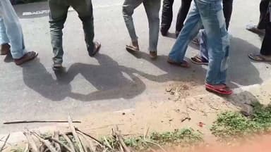 इस वीडियो में दिखाई दे रही घटना बेहद गंभीर और चिंताजनक प्रतीत होती है। यदि इसमें किसी कानून का उल्लंघन हुआ है या लोगों की जान-माल की सुरक्षा को खतरा पहुंचाया गया है, तो संबंधित प्रशासन और पुलिस से मेरा विनम्र अनुरोध है कि इस मामले की तत्काल निष्पक्ष जांच कर दोषियों के विरुद्ध कानून के अनुसार कड़ी कार्रवाई की जाए।
ऐसी घटनाओं पर समय रहते सख्त कदम उठाना आवश्यक है, ताकि भविष्य में कोई भी व्यक्ति कानून को अपने हाथ में लेने का साहस न कर सके।
#ActionNeeded #LawAndOrder #PublicSafety