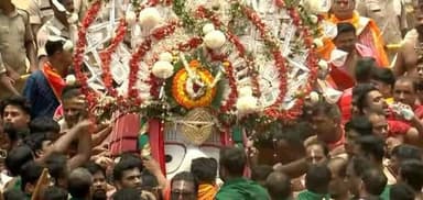ଶ୍ରୀମସ୍ତକରେ ଟାହିଆ ପିନ୍ଧି ଧାଡ଼ି ପହଣ୍ଡିରେ ତାଳଧ୍ୱଜ ରଥକୁ ବିଜେ କରୁଛନ୍ତି ହଳଧର ସୁଦର୍ଶନଙ୍କ ପରେ ଆସିଲେ ବଡ଼ଠାକୁର ଶ୍ରୀବଳଭଦ୍ର...
#pabitranewsodishalive #BahudaYatra #LordJagannath #puri #latastnewsupdate