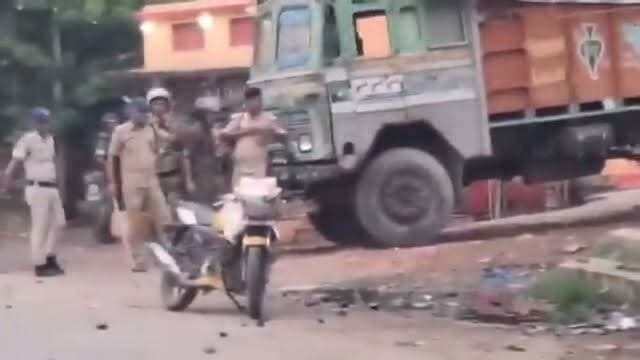 Bihar: विधानसभा की कार्यवाही शुरू होते ही RJD विधायक आलोक मेहता ने जहानाबाद में गुरुवार को प्रदर्शन के दौरान हुई फायरिंग का मुद्दा उठाया। इसके बाद विपक्षी विधायक वेल में पहुंच गए और हंगामा बढ़ गया। शोर-शराबे के बीच सिर्फ 5 मिनट में सदन की कार्यवाही दोपहर तक के लिए स्थगित कर दी गई।
#Patna #Bihar #BiharAssembly #AlokMehta #RJD #Jehanabad #Politics #BreakingNews #BiharNews