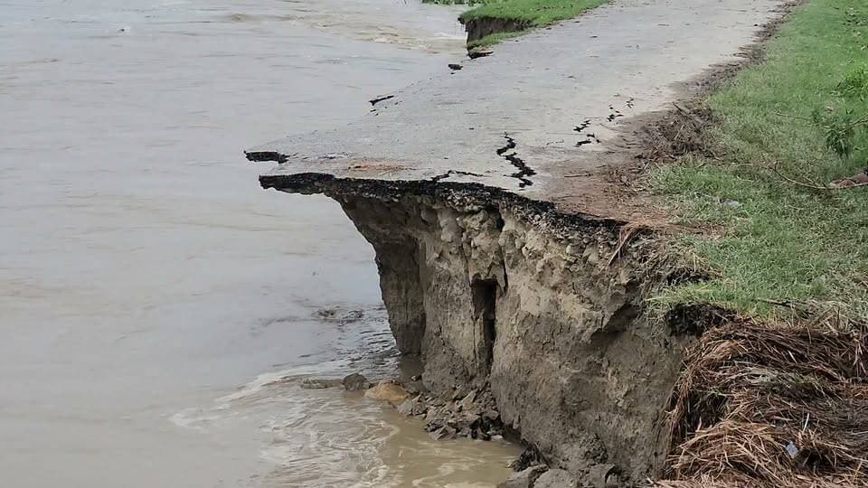 नदी के कटान से लखीमपुर खीरी के ग्रंट नंबर-12 पर संकट गहराया। सड़कें बह रहीं, मकान ढह रहे, ग्रामीणों ने प्रशासन से तत्काल मदद की मांग की।
#LakhimpurKheri #Nighasan #RiverErosion #UPNews #BreakingNews #FloodAlert