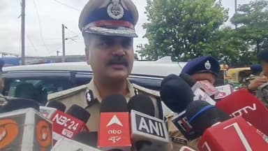 छात्रों के बवाल के बाद एक्शन में पुलिस, मगध IG विकास वैभव ने किया घटनास्थल का निरीक्षण, बोले- 15 गिरफ्तार, कई हिरासत में।
नीट परीक्षा में कथित पेपर लीक को लेकर गुरुवार को जहानाबाद में हुए हिंसक प्रदर्शन और बवाल के बाद पुलिस-प्रशासन पूरी तरह एक्शन मोड में आ गया है। शुक्रवार को मगध प्रक्षेत्र के आईजी विकास वैभव खुद जहानाबाद पहुंचे और विधि-व्यवस्था का जायजा लिया।
आईजी विकास वैभव ने गुरुवार को उपद्रव वाले घटनास्थल और डीएम आवास का मुआयना किया। इस दौरान उन्होंने एसपी समेत वरीय अधिकारियों के साथ स्थिति की समीक्षा की और शांति व्यवस्था बनाए रखने व उपद्रवियों पर कड़ी कार्रवाई के निर्देश दिए। शनिवार को प्रस्तावित बिहार बंद को लेकर भी पुलिस को अलर्ट मोड पर रखा गया है।
*क्या हुआ था जहानाबाद में?*
गुरुवार को NEET पेपर लीक के खिलाफ छात्र संगठनों का प्रदर्शन हिंसक हो गया था। आरोप है कि प्रदर्शनकारियों ने पुलिस पर पथराव किया, रेलवे ट्रैक को निशाना बनाया और डीएम आवास पर भी पत्थरबाजी की। स्थिति को नियंत्रित करने के लिए पुलिस को कई राउंड हवाई फायरिंग करनी पड़ी थी। इस घटना में टाउन इंस्पेक्टर सहित कई पुलिस अधिकारी घायल हुए थे।
*IG बोले- 15 गिरफ्तार, छात्रों से शांति की अपील*
मीडिया से बातचीत में IG विकास वैभव ने बताया कि पुलिस ने त्वरित कार्रवाई करते हुए हिंसक प्रदर्शन के मामले में अब तक 15 लोगों को गिरफ्तार किया है, जबकि कई लोगों को हिरासत में लेकर पूछताछ की जा रही है। उन्होंने छात्रों से अपील की कि वे शांतिपूर्ण तरीके से अपना विरोध दर्ज कराएं और कानून को हाथ में न लें।
*बिहार बंद को लेकर हाई अलर्ट*
शनिवार को प्रस्तावित बिहार बंद के मद्देनजर जहानाबाद में सुरक्षा व्यवस्था कड़ी कर दी गई है। डीएम आवास समेत शहर के सभी प्रमुख चौक-चौराहों पर भारी संख्या में पुलिस बल तैनात किया गया है। असामाजिक तत्वों पर नजर रखने के लिए डीएम आवास के बाहर अतिरिक्त सीसीटीवी कैमरे लगाए जा रहे हैं।
#24NewsLive #Jehanabad #NEETRow #VikasVaibhav #BiharNews #BiharBandh
