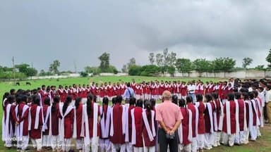 स्टॉप डायरिया अभियान- 2026
....
विद्यार्थियों को स्वच्छता का पढाया गया पाठ
..
कार्यपालन यंत्री लोक स्वास्थ्य यांत्रिकी विभाग, खण्ड शहडोल श्री एस. एस. धुर्वे के निर्देशानुसार स्टॉप डायरिया कैंपेन-2026 के अंतर्गत शासकीय उच्चतर माध्यमिक विद्यालय बिरूहली में जागरूकता कार्यक्रम आयोजित किया गया।
विद्यार्थियों को दस्त होने के प्रमुख कारण, बचाव के उपाय, उचित उपचार, ओआरएस एवं जिंक के महत्व, व्यक्तिगत स्वच्छता तथा सुरक्षित एवं स्वच्छ पेयजल के उपयोग के संबंध में विस्तारपूर्वक जानकारी दी गई। बच्चों को नियमित रूप से हाथ धोने, खुले में शौच से बचने तथा स्वच्छ वातावरण बनाए रखने के लिए प्रेरित किया गया।
लोक स्वास्थ्य यांत्रिकी विभाग, खण्ड शहडोल के पीएमयू जिला आईईसी समन्वयक श्री रोहणी कुमार बर्मन ने दस्त से बचाव के उपाय, ओआरएस एवं जिंक के महत्व, स्वच्छ पेयजल के उपयोग, व्यक्तिगत स्वच्छता तथा हाथ धोने की सही आदतों पर विस्तार से जानकारी दी।
#शहडोल #shahdol