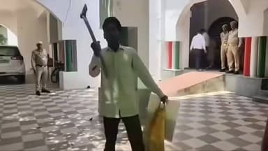 लखीमपुर: कुल्हाड़ी लेकर डीएम कार्यालय पहुंचा आक्रोशित युवक, भ्रष्टाचार के आरोपों पर किया प्रदर्शन
लखीमपुर-खीरी में उस समय हड़कंप मच गया जब एक युवक हाथ में कुल्हाड़ी लेकर डीएम कार्यालय पहुंच गया। युवक ने भ्रष्टाचार और मजदूरों के शोषण के आरोप लगाते हुए विरोध प्रदर्शन किया। उसने प्रशासन से प्रभावी कार्रवाई और न्याय की मांग की।
मामले के दौरान युवक ने चेतावनी दी कि यदि उसे न्याय नहीं मिला तो वह अपने तरीके से न्याय लेने को मजबूर होगा। घटना का वीडियो सोशल मीडिया पर तेजी से वायरल हो रहा है।
⚠️ यदि किसी व्यक्ति द्वारा हिंसा या धमकी दी गई है, तो ऐसे मामलों की जांच और कार्रवाई कानून के अनुसार संबंधित प्रशासन द्वारा की जाती है।
आपकी इस घटना पर क्या राय है? अपनी प्रतिक्रिया कमेंट में जरूर दें।
#LakhimpurKheri #DMOffice #UttarPradesh #BreakingNews #FacebookViralReels #लखीमपुर #हाईलाइट्स #NewsUpdate