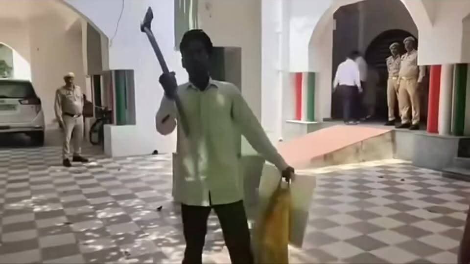 लखीमपुर: कुल्हाड़ी लेकर डीएम कार्यालय पहुंचा आक्रोशित युवक, भ्रष्टाचार के आरोपों पर किया प्रदर्शन
लखीमपुर-खीरी में उस समय हड़कंप मच गया जब एक युवक हाथ में कुल्हाड़ी लेकर डीएम कार्यालय पहुंच गया। युवक ने भ्रष्टाचार और मजदूरों के शोषण के आरोप लगाते हुए विरोध प्रदर्शन किया। उसने प्रशासन से प्रभावी कार्रवाई और न्याय की मांग की।
मामले के दौरान युवक ने चेतावनी दी कि यदि उसे न्याय नहीं मिला तो वह अपने तरीके से न्याय लेने को मजबूर होगा। घटना का वीडियो सोशल मीडिया पर तेजी से वायरल हो रहा है।
⚠️ यदि किसी व्यक्ति द्वारा हिंसा या धमकी दी गई है, तो ऐसे मामलों की जांच और कार्रवाई कानून के अनुसार संबंधित प्रशासन द्वारा की जाती है।
आपकी इस घटना पर क्या राय है? अपनी प्रतिक्रिया कमेंट में जरूर दें।
#LakhimpurKheri #DMOffice #UttarPradesh #BreakingNews #FacebookViralReels #लखीमपुर #हाईलाइट्स #NewsUpdate