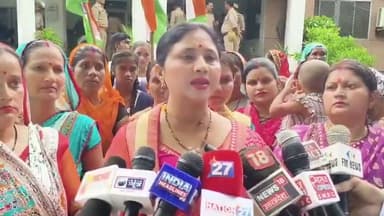 ब्राह्मण एकता परिषद ने शिक्षा मंत्री के इस्तीफे की मांग उठाई, राष्ट्रपति के नाम सौंपा ज्ञापन
छात्रों पर पुलिस कार्रवाई की निंदा, प्रदर्शनकारियों की मांगें पूरी करने की अपील
हमीरपुर में छात्रों के समर्थन में संगठन का प्रदर्शन, भविष्य से खिलवाड़ न करने की चेतावनी
✒️रिपोर्ट यूपी हेड नागेंद्र पांडये
हमीरपुर (उत्तर प्रदेश) जिले में ब्राह्मण एकता परिषद ने प्रतियोगी परीक्षाओं और छात्र आंदोलन से जुड़े मुद्दों को लेकर राष्ट्रपति के नाम जिलाधिकारी को ज्ञापन सौंपा। संगठन ने केंद्रीय शिक्षा मंत्री धर्मेंद्र प्रधान के इस्तीफे की मांग करते हुए छात्र-छात्राओं पर हुई कथित पुलिस कार्रवाई की निंदा की तथा प्रदर्शनकारी छात्रों की मांगों पर शीघ्र निर्णय लेने की अपील की।
हमीरपुर। ब्राह्मण एकता परिषद ने छात्र हितों से जुड़े मुद्दों को लेकर जिला मुख्यालय पर प्रदर्शन करते हुए राष्ट्रपति के नाम जिलाधिकारी को ज्ञापन सौंपा। ज्ञापन में संगठन ने प्रतियोगी परीक्षाओं में कथित अनियमितताओं और छात्र आंदोलन के दौरान हुई पुलिस कार्रवाई पर चिंता व्यक्त की।
संगठन ने केंद्रीय शिक्षा मंत्री धर्मेंद्र प्रधान से नैतिक जिम्मेदारी लेते हुए इस्तीफा देने की मांग की। साथ ही छात्र-छात्राओं पर हुई कथित पुलिस कार्रवाई की कड़ी निंदा करते हुए कहा कि शांतिपूर्ण तरीके से अपनी बात रखने वाले छात्रों की मांगों पर गंभीरता से विचार किया जाना चाहिए।
ब्राह्मण एकता परिषद के पदाधिकारियों ने कहा कि यदि छात्रों के भविष्य से जुड़े मुद्दों का समय रहते समाधान नहीं किया गया तो युवाओं का शिक्षा व्यवस्था से विश्वास कमजोर होगा। संगठन ने चेतावनी दी कि छात्रों के भविष्य से किसी भी प्रकार का खिलवाड़ बर्दाश्त नहीं किया जाएगा।
ज्ञापन के माध्यम से राष्ट्रपति से छात्र हितों की रक्षा, परीक्षा प्रणाली में पारदर्शिता तथा छात्र-छात्राओं की मांगों पर संवेदनशीलता के साथ निर्णय लेने का अनुरोध किया गया।
> महत्वपूर्ण नोट: यह समाचार संगठन द्वारा दिए गए ज्ञापन और सार्वजनिक बयानों पर आधारित है। संबंधित सरकार अथवा केंद्रीय शिक्षा मंत्रालय की ओर से इस संबंध में कोई आधिकारिक प्रतिक्रिया समाचार लिखे जाने तक प्राप्त नहीं हुई है।
शिक्षा और प्रतियोगी परीक्षाओं से जुड़े मुद्दे लगातार सार्वजनिक चर्चा का विषय बने हुए हैं। ऐसे मामलों में विभिन्न संगठनों द्वारा अपनी मांगें लोकतांत्रिक तरीके से सरकार तक पहुंचाई जा रही हैं। अब यह देखना होगा कि संबंधित पक्ष इन मांगों पर क्या प्रतिक्रिया देता है।
🟥 ND NEWS | दैनिक निष्पक्ष धारा की अपील
एनडी न्यूज़ एवं दैनिक निष्पक्ष धारा सभी संगठनों, छात्रों और नागरिकों से अपील करता है कि लोकतांत्रिक तरीके से अपनी बात रखें तथा कानून-व्यवस्था का सम्मान करें। सरकार एवं संबंधित विभागों से अनुरोध है कि छात्र हितों से जुड़े मुद्दों पर संवाद स्थापित कर पारदर्शी एवं समयबद्ध निर्णय सुनिश्चित करें, जिससे युवाओं का विश्वास शिक्षा व्यवस्था में बना रहे।
जनहित में सुझाव
छात्र हितों से जुड़े मामलों में पारदर्शी जांच सुनिश्चित की जाए।
सभी पक्ष संवाद के माध्यम से समाधान निकालें।
शांतिपूर्ण एवं लोकतांत्रिक विरोध को प्राथमिकता दी जाए।
परीक्षा प्रणाली को अधिक निष्पक्ष और पारदर्शी बनाया जाए।
अफवाहों के बजाय आधिकारिक सूचनाओं पर भरोसा करें।
👇👇👇
#NDNews #दैनिकनिष्पक्षधारा #Hamirpur #BrahmanEktaParishad #Students #Education #DharmendraPradhan #UPNews #BreakingNews #StudentProtest #IndiaNews
👇👇👇👇
@dgpup
@RSSorg
@UPGovt
@RSSgeet
@wpl1090
@Uppolice
@MIB_India
@PMOIndia
@HMOIndia
@VHPDigital
@InfoDeptUP
@myogioffice
@homeupgov
@CMOUP_RC
@CMOfficeUP
@ChiefSecyUP
@ChiefSecyUP
@MahantYogiG
@UpPolicemitra
@BajrangDalOrg
@UPPViralCheck
@rashtrapatibhvn
@112UttarPradesh
@UPMahilakalyan
@myogiadityanath
@rashtrapatibhvn
@EduMinOfIndia
@dpradhanbjp
@UPGovt
@myogiadityanath
@CMOfficeUP
@hamirpurpolice
@PIB_India
👇👇👇
🟥 ND NEWS | दैनिक निष्पक्ष धारा
मुख्य संपादक / संस्थापक: राजन सिंह हाड़ा
सह-संपादक: शालिनी सिंह भदौरिया
✒️ रिपोर्ट: सहयोगी शिवा गुप्ता के साथ जिला ब्यूरो अजय श्रीवास्तव
📍 कार्यालय-3: U158, हीरा स्वीट्स के पास, विकास मार्ग, लक्ष्मी नगर, पूर्वी दिल्ली, पिन कोड – 110092 (NCR)
📍 कार्यालय-2: विधानसभा रोड, बर्लिंगटन चौराहा, लखनऊ – 226001 (UP)
📍 कार्यालय-1: 1/1 अटल बिहारी चौराहा, नियर बर्मा चौराहा, फतेहपुर – 212601 (UP)
📅 दिनांक: 24 जुलाई 2026
📆 दिन: शुक्रवार
📧 Email: ndnewschannel@gmail.com
📞 मोबाइल: 9696119696