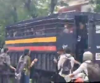 हिरासत में लिए गए छात्रों को ले जा रहे पुलिस ट्रक की कुंडी खुली, छात्र कूदकर भागे; वायरल वीडियो चर्चा में
सोशल मीडिया पर वायरल वीडियो ने खींचा लोगों का ध्यान, आधिकारिक पुष्टि का इंतजार
घटना को लेकर तरह-तरह के दावे, तथ्यात्मक स्थिति स्पष्ट होना बाकी
✒️रिपोर्ट स्टेट हेड रोशन लाल श्रीवास्तव NCR
नई दिल्ली। सोशल मीडिया पर एक वीडियो तेजी से वायरल हो रहा है, जिसमें दावा किया जा रहा है कि पुलिस हिरासत में लिए गए छात्रों को ट्रक में ले जा रही थी। इसी दौरान एक व्यक्ति ने कथित तौर पर ट्रक की कुंडी खोल दी, जिसके बाद कई छात्र ट्रक से कूदकर वहां से निकल गए। हालांकि, वायरल वीडियो और उससे जुड़े दावों की स्वतंत्र आधिकारिक पुष्टि नहीं हुई है।
नई दिल्ली। सोशल मीडिया पर वायरल हो रहे एक वीडियो ने लोगों के बीच चर्चा छेड़ दी है। वायरल पोस्ट के अनुसार, पुलिस द्वारा हिरासत में लिए गए छात्रों को एक ट्रक में ले जाया जा रहा था। इसी दौरान एक व्यक्ति मौके पर पहुंचा और कथित रूप से ट्रक की कुंडी खोल दी।
वीडियो में दावा किया जा रहा है कि कुंडी खुलते ही ट्रक में मौजूद छात्र एक-एक कर नीचे कूदे और वहां से निकल गए। घटनास्थल पर मौजूद लोगों ने यह पूरा घटनाक्रम अपने मोबाइल फोन में रिकॉर्ड कर लिया, जिसके बाद वीडियो सोशल मीडिया के विभिन्न प्लेटफॉर्म पर तेजी से वायरल होने लगा।
वीडियो सामने आने के बाद सोशल मीडिया पर अलग-अलग तरह की प्रतिक्रियाएं देखने को मिल रही हैं। कुछ लोग इसे साहसिक घटना बता रहे हैं, जबकि कई लोग पूरी घटना की वास्तविक परिस्थितियों और कानूनी पहलुओं पर सवाल उठा रहे हैं।
फिलहाल यह स्पष्ट नहीं है कि वीडियो कब और कहां का है तथा इसके बाद पुलिस की ओर से क्या कार्रवाई की गई। संबंधित प्रशासन या पुलिस की ओर से भी इस घटना पर आधिकारिक बयान सामने आना शेष है।
> महत्वपूर्ण नोट: यह समाचार सोशल मीडिया पर वायरल वीडियो और उससे जुड़े दावों के आधार पर तैयार किया गया है। वीडियो की स्वतंत्र पुष्टि नहीं हुई है। घटना से संबंधित तथ्यों का अंतिम निर्धारण आधिकारिक जांच और संबंधित एजेंसियों के बयान के बाद ही संभव होगा।
वायरल वीडियो अक्सर किसी घटना का सीमित हिस्सा दिखाते हैं। ऐसे मामलों में पूरी परिस्थिति, आधिकारिक जांच और संबंधित पक्षों के बयान सामने आने के बाद ही किसी निष्कर्ष पर पहुंचना उचित होता है।
🟥 ND NEWS | दैनिक निष्पक्ष धारा की अपील
एनडी न्यूज़ एवं दैनिक निष्पक्ष धारा सभी नागरिकों से अपील करता है कि किसी भी वायरल वीडियो या दावे को बिना सत्यापन के साझा न करें। कानून-व्यवस्था से जुड़े मामलों में संयम बरतें और केवल आधिकारिक जानकारी पर भरोसा करें। प्रशासन से भी अपेक्षा है कि ऐसे मामलों में समयबद्ध और पारदर्शी जानकारी जारी कर अफवाहों पर रोक लगाए।
जनहित में सुझाव
वायरल वीडियो साझा करने से पहले उसकी सत्यता की पुष्टि करें।
कानून-व्यवस्था से जुड़े मामलों में अफवाह फैलाने से बचें।
पुलिस एवं प्रशासन के वैधानिक निर्देशों का पालन करें।
किसी भी घटना पर आधिकारिक बयान आने तक संयम बनाए रखें।
लोकतांत्रिक अधिकारों का प्रयोग शांतिपूर्ण और कानूनी तरीके से करें।
👇👇👇
#NDNews #दैनिकनिष्पक्षधारा #BreakingNews #ViralVideo #StudentProtest #Police #LawAndOrder #SocialMedia #IndiaNews #FactCheck
👇👇
@DelhiPolice
@MIB_India
@PIB_India
@mygovindia
@HMOIndia
@CPDelhi
👇👇
🟥 ND NEWS | दैनिक निष्पक्ष धारा
मुख्य संपादक / संस्थापक: राजन सिंह हाड़ा
सह-संपादक: शालिनी सिंह भदौरिया
✒️ रिपोर्ट: सहयोगी शिवा गुप्ता के साथ जिला ब्यूरो अजय श्रीवास्तव
📍 कार्यालय-3: U158, हीरा स्वीट्स के पास, विकास मार्ग, लक्ष्मी नगर, पूर्वी दिल्ली, पिन कोड – 110092 (NCR)
📍 कार्यालय-2: विधानसभा रोड, बर्लिंगटन चौराहा, लखनऊ – 226001 (UP)
📍 कार्यालय-1: 1/1 अटल बिहारी चौराहा, नियर बर्मा चौराहा, फतेहपुर – 212601 (UP)
📅 दिनांक: 24 जुलाई 2026
📆 दिन: शुक्रवार
📧 Email: ndnewschannel@gmail.com
📞 मोबाइल: 9696119696
