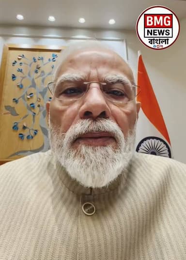 প্রশ্ন ফাঁস ও দুর্নীতি রুখতে মোদীর বড় পদক্ষেপ: দিল্লিতে লাগাতার আন্দোলনের মাঝেই বার্তায় কড়া হুঁশিয়ারি প্রধানমন্ত্রীর
নয়াদিল্লি: পরীক্ষাকেন্দ্রে প্রশ্ন ফাঁস (Paper Leak) এবং দুর্নীতি রোধে এবার আরও কঠোর পদক্ষেপ গ্রহণ করতে চলেছে কেন্দ্র। সম্প্রতি শিক্ষক নিয়োগ (TET) সহ একাধিক প্রতিযোগিতামূলক পরীক্ষার প্রশ্ন ফাঁস এবং শিক্ষাঙ্গনে দুর্নীতির অভিযোগে রাজধানীর রাজপথে যখন পড়ুয়া ও আন্দোলনকারীদের বিক্ষোভ তুঙ্গে, ঠিক তখনই দেশের তরুণ প্রজন্ম এবং আন্দোলনকারীদের উদ্দেশ্যে তাৎপর্যপূর্ণ বার্তা দিলেন প্রধানমন্ত্রী নরেন্দ্র মোদী।
সোশ্যাল মিডিয়া ও ভিডিও বার্তার মাধ্যমে প্রধানমন্ত্রী স্পষ্ট জানিয়ে দিয়েছেন, দেশের যুবসমাজের ভবিষ্যৎ নিয়ে ছিনিমিনি খেলা কোনওভাবেই বরদাস্ত করা হবে না। অপরাধীদের দ্রুত ও দৃষ্টান্তমূলক শাস্তি দিতে আগামী মন্ত্রিসভার (Cabinet) বৈঠকেই একগুচ্ছ কড়া আইন ও ব্যবস্থার অনুমোদন আসতে চলেছে।
সোশ্যাল মিডিয়ায় প্রধানমন্ত্রীর কড়া বার্তা
দিল্লির যন্তর মন্তরে দীর্ঘদিন ধরে চলা বিক্ষোভ এবং শিক্ষামন্ত্রীর পদত্যাগের দাবিতে চলা প্রতিবাদের আবহে প্রধানমন্ত্রী নরেন্দ্র মোদী আন্দোলনকারী ও দেশবাসীর উদ্দেশ্যে বলেন:
"আমাদের যুবসমাজের কল্যাণ ও ভবিষ্যৎ সুনিশ্চিত করার চেয়ে গুরুত্বপূর্ণ আর কিছুই হতে পারে না। যাঁরা তরুণদের ভবিষ্যতের ক্ষতি করার চেষ্টা করবে, তাঁদের কাউকেই রেহাই দেওয়া হবে না।"
প্রধানমন্ত্রীর এই বার্তা আন্দোলনরত পরীক্ষার্থী ও সাধারণ মানুষের প্রতি সরকারের সদিচ্ছা এবং কঠোর অবস্থানের স্পষ্ট ইঙ্গিত বলে মনে করছে বিশেষজ্ঞ মহল।
আগামী ক্যাবিনেট বৈঠকে কী আসতে চলেছে?
আজকের এই ঘোষণার পর আগামীকাল বসতে চলা ক্যাবিনেট বৈঠকের দিকে নজর পুরো দেশের। সুনির্দিষ্ট সূত্রে জানা যাচ্ছে, এই বৈঠকে প্রশ্ন ফাঁস রোধে বেশ কিছু ঐতিহাসিক সিদ্ধান্ত নেওয়া হতে পারে:
ফাস্ট-ট্র্যাক কোর্ট (Fast-Track Courts): প্রশ্ন ফাঁস ও দুর্নীতি সংক্রান্ত মামলাগুলির দ্রুত নিষ্পত্তির জন্য বিশেষ 'ফাস্ট-ট্র্যাক কোর্ট' গঠন করা হবে, যাতে দোষীরা দ্রুত সাজা পায়।
কঠোর শাস্তি ও জরিমানা: এই ধরণের অপরাধে জড়িত চক্র ও মাফিয়াদের বিরুদ্ধে জামিনঅযোগ্য ধারা এবং বিশাল অঙ্কের শাস্তিমূলক জরিমানা সুনিশ্চিত করতে নতুন আইনি বিধান আনা হচ্ছে।
প্রশাসনিক রদবদল: ইতিমধ্যেই এই ধরণের অনিয়মের বিরুদ্ধে জিরো টলারেন্স নীতি মেনে শিক্ষা মন্ত্রকের একাধিক শীর্ষ আমলাকে সরাবে সরকার, এবং প্রশাসনিক স্তরেও ব্যাপক স্বচ্ছতা আনার প্রক্রিয়া শুরু করা হয়েছে।
উত্তাল দিল্লির রাজপথ ও আন্দোলনকারীদের প্রতিক্রিয়া
উল্লেখ্য, প্রশ্ন ফাঁস এবং দুর্নীতি বন্ধের স্থায়ী সমাধান ও শিক্ষামন্ত্রীর জবাবদিহির দাবিতে দিল্লিতে গত কয়েকদিন ধরে লাগাতার প্রতিবাদ-বিক্ষোভ চলছে। রাজপথে আন্দোলনকারীদের স্লোগান ও ছাত্র সংগঠনগুলির জমায়েতে পরিস্থিতি কার্যত উত্তপ্ত হয়ে ওঠে।
প্রধানমন্ত্রীর এই আশ্বাসের পর আন্দোলনকারীদের একটি অংশ ঘটনাটিকে যুবশক্তির বড় জয় হিসেবে দেখছেন। তবে তাঁদের স্পষ্ট দাবি, ক্যাবিনেট বৈঠকে নেওয়া সিদ্ধান্ত যেন দ্রুত ও সঠিকভাবে বাস্তবায়িত হয় এবং প্রকৃত দোষীরা দ্রুত উপযুক্ত শাস্তি পায়।#StopPaperLeak
#JusticeForStudents
#PaperLeakProtest
#TETExamScam
#DelhiStudentProtest
#YouthDemandsJustice