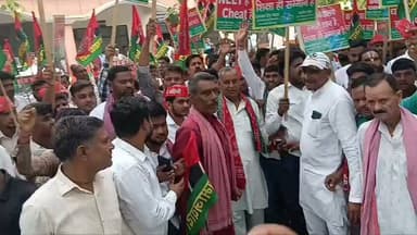 युवाओं का भविष्य बिकने नहीं देंगे, पेपर लीक पर चुप बैठने नहीं देंगे!
आज दातागंज में पूर्व विधायक आदरणीय प्रेमपाल सिंह यादव जी के नेतृत्व में Samajwadi Party का जोरदार हल्ला बोल। सैकड़ों कार्यकर्ताओं ने तहसील पहुंचकर छात्रों के समर्थन में ज्ञापन सौंपा।
हर पेपर लीक करोड़ों युवाओं के सपनों पर हमला है। समाजवादी पार्टी युवाओं के अधिकार, निष्पक्ष भर्ती और जवाबदेही की लड़ाई पूरी ताकत से लड़ती रहेगी।
युवा जाग चुका है, अब जवाब देना होगा।
UP Poltics
#PaperLeak #JusticeForStudents #SamajwadiParty #Dataganj #Badaun #YouthPower #NoMorePaperLeak