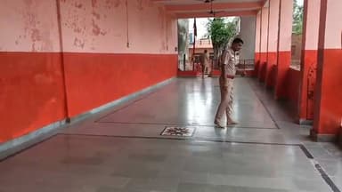 मांगरोल में बालाजी मंदिर की प्रतिमा से छेड़छाड़ की चर्चा, जांच में जुटी पुलिस,,,
मांगरोल कस्बे के वार्ड संख्या 34 स्थित अंटी वाले बालाजी महाराज मंदिर परिसर में बालाजी की प्रतिमा के साथ छेड़छाड़ किए जाने की सूचना सामने आई है। सूत्रों के अनुसार यह घटना 23 जुलाई की रात की बताई जा रही है, जिसके बाद स्थानीय लोगों में आक्रोश व्याप्त है, घटना की जानकारी मिलने पर लोगों ने दोषी के खिलाफ सख्त कानूनी कार्रवाई की मांग की है, ताकि भविष्य में ऐसी घटनाओं की पुनरावृत्ति न हो, पुलिस की ओर से मामले की जांच जारी है।
#dcdmbaran #baransp #BaranPolice #Baran #mangroll #temple