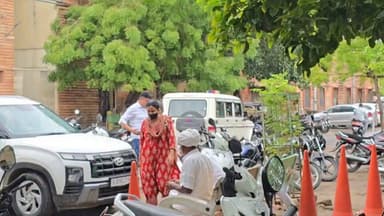 बाड़मेर। डॉक्टर के निजी फोटो व वीडियो वायरल की धमकी देने वाली #कमला को किया कोर्ट में पेश।