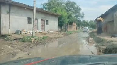 🚨 चित्रकूट: नहरा गांव का रास्ता बना 'मौत का रास्ता' 🌧️
लगातार बारिश के बाद पहाड़ी ब्लॉक के नहरा गांव का मुख्य मार्ग जलमग्न हो गया है। सड़क पर जलभराव होने से ग्रामीणों, स्कूली बच्चों और किसानों का आवागमन बुरी तरह प्रभावित हो रहा है।
🛣️ सड़क पर भरे पानी के कारण दोपहिया और चारपहिया वाहनों का निकलना मुश्किल हो गया है, जबकि पैदल चलने वाले लोग भी जान जोखिम में डालकर रास्ता पार करने को मजबूर हैं।
🗣️ ग्रामीणों का कहना है कि हर वर्ष बरसात में यही स्थिति बन जाती है क्योंकि गांव में जल निकासी और सड़क की समुचित व्यवस्था नहीं है।
📢 ग्राम प्रधान ने बताया कि इस मार्ग के निर्माण का प्रस्ताव पहले ही पारित हो चुका था, लेकिन अब तक सड़क का निर्माण नहीं हो सका। उन्होंने कहा कि सांसद, विधायक सहित संबंधित अधिकारियों को कई बार अवगत कराया जा चुका है और वर्षों से लगातार प्रयास किए जा रहे हैं, फिर भी समस्या का समाधान नहीं हुआ।
👉 ग्रामीणों ने प्रशासन से तत्काल जल निकासी की व्यवस्था, सड़क निर्माण और सुरक्षित आवागमन सुनिश्चित करने की मांग की है।
#चित्रकूट #नहरागांव #पहाड़ीब्लॉक #जलभराव #बारिश #ग्रामीणसमस्या #सड़क #उत्तरप्रदेश #BreakingNews #Chitrakoot #UPNews #VillageNews #Monsoon #NewsUpdate