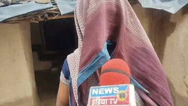 🚨 चित्रकूट: नहरा गांव का रास्ता बना 'मौत का रास्ता' 🌧️
लगातार बारिश के बाद पहाड़ी ब्लॉक के नहरा गांव का मुख्य मार्ग जलमग्न हो गया है। सड़क पर जलभराव होने से ग्रामीणों, स्कूली बच्चों और किसानों का आवागमन बुरी तरह प्रभावित हो रहा है।
🛣️ सड़क पर भरे पानी के कारण दोपहिया और चारपहिया वाहनों का निकलना मुश्किल हो गया है, जबकि पैदल चलने वाले लोग भी जान जोखिम में डालकर रास्ता पार करने को मजबूर हैं।
🗣️ ग्रामीणों का कहना है कि हर वर्ष बरसात में यही स्थिति बन जाती है क्योंकि गांव में जल निकासी और सड़क की समुचित व्यवस्था नहीं है।
📢 ग्राम प्रधान ने बताया कि इस मार्ग के निर्माण का प्रस्ताव पहले ही पारित हो चुका था, लेकिन अब तक सड़क का निर्माण नहीं हो सका। उन्होंने कहा कि सांसद, विधायक सहित संबंधित अधिकारियों को कई बार अवगत कराया जा चुका है और वर्षों से लगातार प्रयास किए जा रहे हैं, फिर भी समस्या का समाधान नहीं हुआ।
👉 ग्रामीणों ने प्रशासन से तत्काल जल निकासी की व्यवस्था, सड़क निर्माण और सुरक्षित आवागमन सुनिश्चित करने की मांग की है।
#चित्रकूट #नहरागांव #पहाड़ीब्लॉक #जलभराव #बारिश #ग्रामीणसमस्या #सड़क #उत्तरप्रदेश #BreakingNews #Chitrakoot #UPNews #VillageNews #Monsoon #NewsUpdate