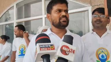 🚨 चित्रकूट: वेतन और नौकरी की मांग को लेकर योग प्रशिक्षकों ने जिलाधिकारी कार्यालय पर दिया था ज्ञापन 🧘♂️
चित्रकूट में योग प्रशिक्षकों ने अपनी लंबित मांगों को लेकर जिलाधिकारी कार्यालय पहुंचकर ज्ञापन सौंपा। प्रशिक्षकों ने नियमित नियुक्ति, मानदेय/वेतन का भुगतान तथा रोजगार से जुड़ी समस्याओं के शीघ्र समाधान की मांग उठाई।
🗣️ योग प्रशिक्षकों का कहना है कि लंबे समय से वे अपनी मांगों को लेकर संबंधित अधिकारियों से गुहार लगा रहे हैं, लेकिन अब तक कोई ठोस समाधान नहीं निकल सका है।
📢 प्रशिक्षकों ने प्रशासन से मांग की है कि उनकी समस्याओं का जल्द निस्तारण किया जाए, ताकि वे बिना किसी आर्थिक और प्रशासनिक परेशानी के अपनी सेवाएं जारी रख सकें।
👉 योग प्रशिक्षकों ने चेतावनी दी कि यदि उनकी मांगों पर शीघ्र सकारात्मक निर्णय नहीं लिया गया, तो वे आगे भी लोकतांत्रिक तरीके से अपना आंदोलन जारी रखेंगे।
#चित्रकूट #योगप्रशिक्षक #DMOffice #वेतन #नौकरी #ज्ञापन #उत्तरप्रदेश #Chitrakoot #UPNews #BreakingNews #Yoga #NewsUpdate