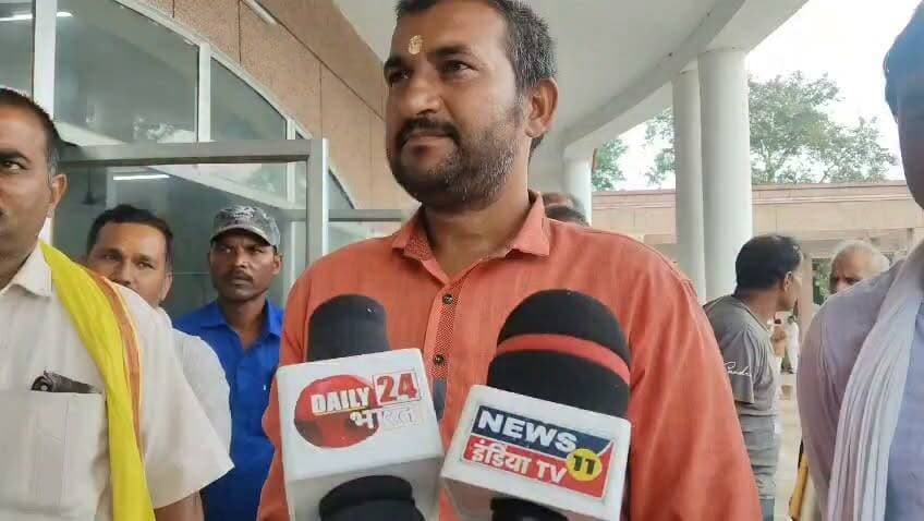 🚜 चित्रकूट: ओरा पंप कैनाल की समस्या को लेकर किसानों में आक्रोश!
जनपद चित्रकूट के पहाड़ी ब्लॉक स्थित ओरा पंप कैनाल को दुरुस्त कराने की मांग को लेकर किसानों ने पहले जिलाधिकारी कार्यालय पहुंचकर ज्ञापन सौंपा था और शीघ्र समाधान की मांग की थी।
लेकिन किसानों का आरोप है कि अब तक समस्या का कोई समाधान नहीं हुआ, जिससे सिंचाई व्यवस्था प्रभावित है और किसानों को भारी परेशानियों का सामना करना पड़ रहा है।
🌾 किसानों ने प्रशासन से जल्द से जल्द ओरा पंप कैनाल की मरम्मत कराकर सिंचाई व्यवस्था बहाल करने की मांग की है।
#चित्रकूट #पहाड़ी_ब्लॉक #ओरा_पंप_कैनाल #किसान #सिंचाई #DM #UttarPradesh #ChitrakootNews #Farmers #BreakingNews