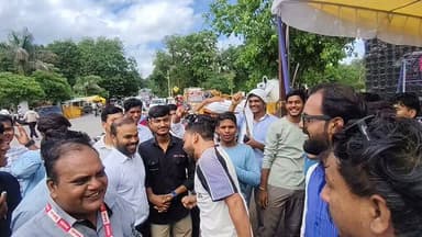 🚨 बैतूल में युवा आक्रोश!
📍 अंबेडकर चौक, बैतूल में सैकड़ों छात्र-छात्राओं ने पेपर लीक के खिलाफ और छात्रों पर हुए कथित लाठीचार्ज के विरोध में जोरदार प्रदर्शन किया।
प्रदर्शन के दौरान छात्रों ने प्रतियोगी परीक्षाओं में पारदर्शिता की मांग की, पेपर लीक पर सख्त कानून बनाने की आवाज उठाई और केंद्रीय शिक्षा मंत्री के इस्तीफे की मांग की। सुरक्षा व्यवस्था को देखते हुए प्रशासन ने पुलिस बल, एंबुलेंस और दमकल सहित व्यापक इंतजाम किए।
क्या आपको लगता है कि पेपर लीक पर और कड़े कदम उठाए जाने चाहिए? अपनी राय कमेंट में जरूर बताएं।
#Betul #बैतूल #AmbedkarChowk #StudentProtest #YouthProtest #PaperLeak #पेपर_लीक #StopPaperLeak #JusticeForStudents #ExamScam #Education #StudentsVoice #युवा_आंदोलन #बैतूल_प्रदर्शन #शिक्षा_व्यवस्था #ExamReforms #TrendingNews #BreakingNews #MadhyaPradesh #MPNews