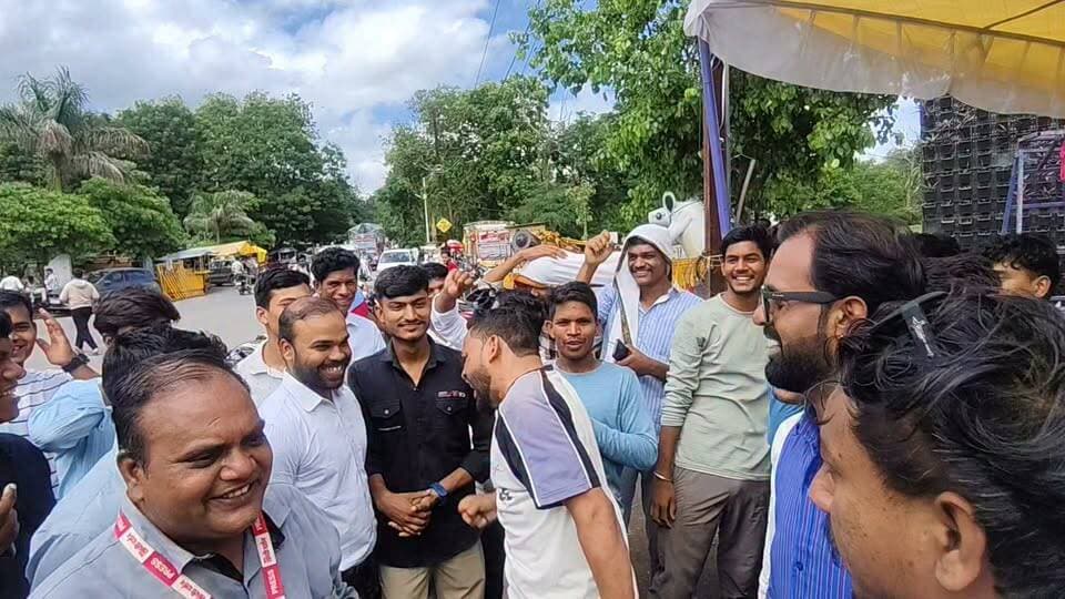 🚨 बैतूल में युवा आक्रोश!
📍 अंबेडकर चौक, बैतूल में सैकड़ों छात्र-छात्राओं ने पेपर लीक के खिलाफ और छात्रों पर हुए कथित लाठीचार्ज के विरोध में जोरदार प्रदर्शन किया।
प्रदर्शन के दौरान छात्रों ने प्रतियोगी परीक्षाओं में पारदर्शिता की मांग की, पेपर लीक पर सख्त कानून बनाने की आवाज उठाई और केंद्रीय शिक्षा मंत्री के इस्तीफे की मांग की। सुरक्षा व्यवस्था को देखते हुए प्रशासन ने पुलिस बल, एंबुलेंस और दमकल सहित व्यापक इंतजाम किए।
क्या आपको लगता है कि पेपर लीक पर और कड़े कदम उठाए जाने चाहिए? अपनी राय कमेंट में जरूर बताएं।
#Betul #बैतूल #AmbedkarChowk #StudentProtest #YouthProtest #PaperLeak #पेपर_लीक #StopPaperLeak #JusticeForStudents #ExamScam #Education #StudentsVoice #युवा_आंदोलन #बैतूल_प्रदर्शन #शिक्षा_व्यवस्था #ExamReforms #TrendingNews #BreakingNews #MadhyaPradesh #MPNews