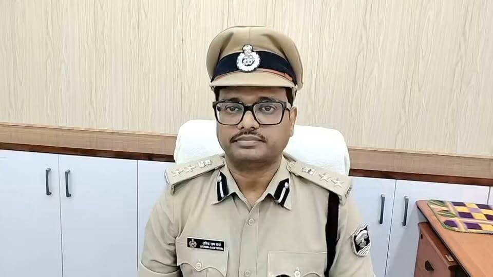 औरंगाबाद में बाल सुधार गृह का वीडियो वायरल: SP ने दिए जांच के आदेश।
औरंगाबाद (बिहार)
बिहार के औरंगाबाद जिले के बभनडीह गांव स्थित बाल सुधार गृह का एक कथित वीडियो सोशल मीडिया पर तेजी से वायरल हो रहा है, जिसने प्रशासनिक व्यवस्था पर गंभीर सवाल खड़े कर दिए हैं। वीडियो में बाल सुधार गृह के कुछ बच्चे फिल्म 'धुरंधर' के गीत पर नाचते और कथित तौर पर सिगरेट और गांजा पीते हुए नजर आ रहे हैं।
हालांकि _24 NEWS LIVE इस वायरल वीडियो की सत्यता की पुष्टि नहीं करता_, लेकिन मामले की गंभीरता को देखते हुए मगध प्रक्षेत्र के पुलिस महानिरीक्षक (IG) विकास वैभव ने मामले का संज्ञान लिया है।
_IG के निर्देश पर टीम गठित_
IG विकास वैभव ने औरंगाबाद SP को जांच का जिम्मा दिया है। इस संबंध में औरंगाबाद पुलिस अधीक्षक उपेंद्रनाथ वर्मा ने बताया कि जांच के लिए बाल सुधार गृह के सहायक निदेशक और DSP हेड क्वार्टर के नेतृत्व में एक टीम गठित की गई है। टीम को वायरल वीडियो की सत्यता, उसके समय और परिस्थितियों की जांच कर रिपोर्ट देने का निर्देश दिया गया है। रिपोर्ट के आधार पर दोषी पाए जाने वालों के विरुद्ध नियमानुसार कार्रवाई की जाएगी।
*सुरक्षा और निगरानी व्यवस्था पर उठे सवाल*
इस वायरल वीडियो ने बाल सुधार गृह की सुरक्षा और निगरानी व्यवस्था पर बड़ा सवाल खड़ा कर दिया है। यदि वीडियो वास्तव में बाल सुधार गृह का है और उसमें बच्चे नशा करते दिख रहे हैं, तो यह बेहद गंभीर मामला है। ऐसे में पूरे मामले की सच्चाई जांच रिपोर्ट आने के बाद ही सामने आ सकेगी।
#24NewsLive #BiharNews #AurangabadNews #BalSudharGrih #viralvideoシ