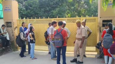 #देवरिया। बीएड कॉलेज पर अतिरिक्त शुल्क वसूलने का आरोप, छात्रों ने कुलपति से कार्रवाई की मांग
डीएम से मिलने की जिद पर अड़े छात्र,बीआरडी पीजी कालेज का मामला
