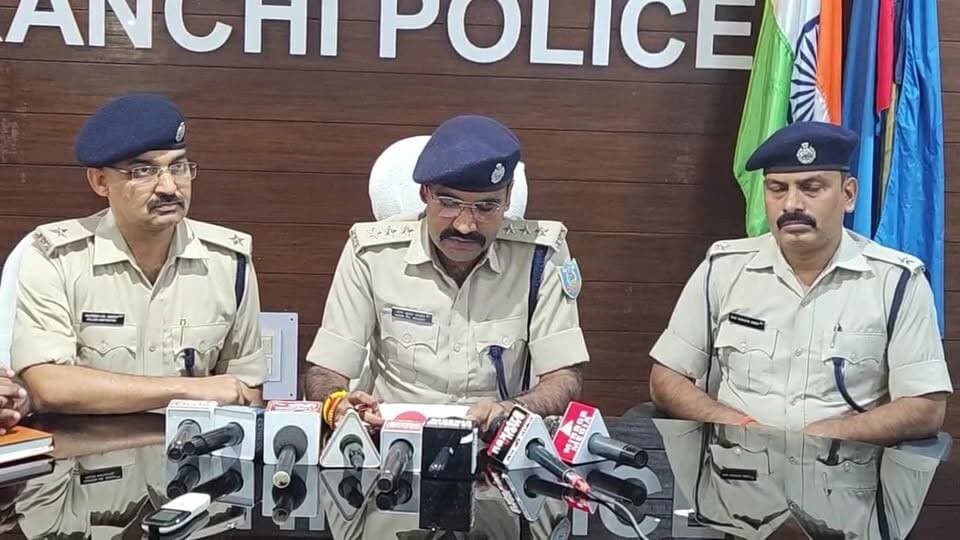 राँची पुलिस ने चेन स्नैचिंग करने वाले एक संगठित गिरोह का खुलासा करते हुए दो आरोपियों को गिरफ्तार किया है। पुलिस ने आरोपियों के कब्जे से करीब 19 ग्राम गलाया हुआ सोना, चोरी की बाइक और स्कूटी बरामद की है। पूछताछ में नामकुम, काँके, लालपुर और बरियातु थाना क्षेत्र में महिलाओं से चेन छिनतई की कई घटनाओं का खुलासा हुआ है। पुलिस गिरोह के अन्य सदस्यों की तलाश में लगातार छापेमारी कर रही है।
📍स्थान: रांची, झारखंड
Ranchi Club TV सच्ची खबर, सबसे पहले।
#Ranchi #RanchiPolice #BreakingNews #Jharkhand #CrimeNews #ChainSnatching #GoldRecovery #Namkum #Bariatu #Lalpur #Kanke #JharkhandNews #RanchiNews #LiveNews #ranchiclubtv