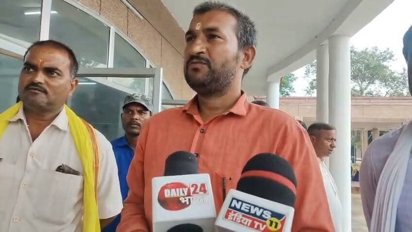 🚜 चित्रकूट: ओरा पंप कैनाल की समस्या को लेकर किसानों में आक्रोश!
जनपद चित्रकूट के पहाड़ी ब्लॉक स्थित ओरा पंप कैनाल को दुरुस्त कराने की मांग को लेकर किसानों ने पहले जिलाधिकारी कार्यालय पहुंचकर ज्ञापन सौंपा था और शीघ्र समाधान की मांग की थी।
लेकिन किसानों का आरोप है कि अब तक समस्या का कोई समाधान नहीं हुआ, जिससे सिंचाई व्यवस्था प्रभावित है और किसानों को भारी परेशानियों का सामना करना पड़ रहा है।
🌾 किसानों ने प्रशासन से जल्द से जल्द ओरा पंप कैनाल की मरम्मत कराकर सिंचाई व्यवस्था बहाल करने की मांग की है।
#चित्रकूट #पहाड़ी_ब्लॉक #ओरा_पंप_कैनाल #किसान #सिंचाई #DM #UttarPradesh #ChitrakootNews #Farmers #BreakingNews
