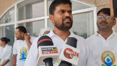 🚨 चित्रकूट: वेतन और नौकरी की मांग को लेकर योग प्रशिक्षकों ने जिलाधिकारी कार्यालय पर दिया था ज्ञापन 🧘♂️
चित्रकूट में योग प्रशिक्षकों ने अपनी लंबित मांगों को लेकर जिलाधिकारी कार्यालय पहुंचकर ज्ञापन सौंपा। प्रशिक्षकों ने नियमित नियुक्ति, मानदेय/वेतन का भुगतान तथा रोजगार से जुड़ी समस्याओं के शीघ्र समाधान की मांग उठाई।
🗣️ योग प्रशिक्षकों का कहना है कि लंबे समय से वे अपनी मांगों को लेकर संबंधित अधिकारियों से गुहार लगा रहे हैं, लेकिन अब तक कोई ठोस समाधान नहीं निकल सका है।
📢 प्रशिक्षकों ने प्रशासन से मांग की है कि उनकी समस्याओं का जल्द निस्तारण किया जाए, ताकि वे बिना किसी आर्थिक और प्रशासनिक परेशानी के अपनी सेवाएं जारी रख सकें।
👉 योग प्रशिक्षकों ने चेतावनी दी कि यदि उनकी मांगों पर शीघ्र सकारात्मक निर्णय नहीं लिया गया, तो वे आगे भी लोकतांत्रिक तरीके से अपना आंदोलन जारी रखेंगे।
#चित्रकूट #योगप्रशिक्षक #DMOffice #वेतन #नौकरी #ज्ञापन #उत्तरप्रदेश #Chitrakoot #UPNews #BreakingNews #Yoga #NewsUpdate