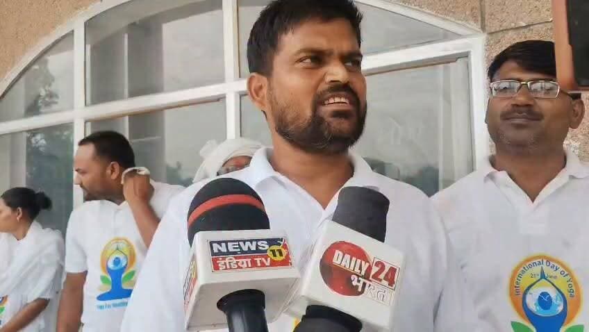 🚨 चित्रकूट: वेतन और नौकरी की मांग को लेकर योग प्रशिक्षकों ने जिलाधिकारी कार्यालय पर दिया था ज्ञापन 🧘♂️
चित्रकूट में योग प्रशिक्षकों ने अपनी लंबित मांगों को लेकर जिलाधिकारी कार्यालय पहुंचकर ज्ञापन सौंपा। प्रशिक्षकों ने नियमित नियुक्ति, मानदेय/वेतन का भुगतान तथा रोजगार से जुड़ी समस्याओं के शीघ्र समाधान की मांग उठाई।
🗣️ योग प्रशिक्षकों का कहना है कि लंबे समय से वे अपनी मांगों को लेकर संबंधित अधिकारियों से गुहार लगा रहे हैं, लेकिन अब तक कोई ठोस समाधान नहीं निकल सका है।
📢 प्रशिक्षकों ने प्रशासन से मांग की है कि उनकी समस्याओं का जल्द निस्तारण किया जाए, ताकि वे बिना किसी आर्थिक और प्रशासनिक परेशानी के अपनी सेवाएं जारी रख सकें।
👉 योग प्रशिक्षकों ने चेतावनी दी कि यदि उनकी मांगों पर शीघ्र सकारात्मक निर्णय नहीं लिया गया, तो वे आगे भी लोकतांत्रिक तरीके से अपना आंदोलन जारी रखेंगे।
#चित्रकूट #योगप्रशिक्षक #DMOffice #वेतन #नौकरी #ज्ञापन #उत्तरप्रदेश #Chitrakoot #UPNews #BreakingNews #Yoga #NewsUpdate