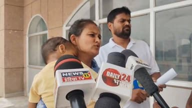 🚨 चित्रकूट: वेतन और नौकरी की मांग को लेकर योग प्रशिक्षकों ने जिलाधिकारी कार्यालय पर दिया था ज्ञापन 🧘♂️
चित्रकूट में योग प्रशिक्षकों ने अपनी लंबित मांगों को लेकर जिलाधिकारी कार्यालय पहुंचकर ज्ञापन सौंपा। प्रशिक्षकों ने नियमित नियुक्ति, मानदेय/वेतन का भुगतान तथा रोजगार से जुड़ी समस्याओं के शीघ्र समाधान की मांग उठाई।
🗣️ योग प्रशिक्षकों का कहना है कि लंबे समय से वे अपनी मांगों को लेकर संबंधित अधिकारियों से गुहार लगा रहे हैं, लेकिन अब तक कोई ठोस समाधान नहीं निकल सका है।
📢 प्रशिक्षकों ने प्रशासन से मांग की है कि उनकी समस्याओं का जल्द निस्तारण किया जाए, ताकि वे बिना किसी आर्थिक और प्रशासनिक परेशानी के अपनी सेवाएं जारी रख सकें।
👉 योग प्रशिक्षकों ने चेतावनी दी कि यदि उनकी मांगों पर शीघ्र सकारात्मक निर्णय नहीं लिया गया, तो वे आगे भी लोकतांत्रिक तरीके से अपना आंदोलन जारी रखेंगे।
#चित्रकूट #योगप्रशिक्षक #DMOffice #वेतन #नौकरी #ज्ञापन #उत्तरप्रदेश #Chitrakoot #UPNews #BreakingNews #Yoga #NewsUpdate