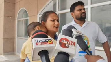 🚨 चित्रकूट: वेतन और नौकरी की मांग को लेकर योग प्रशिक्षकों ने जिलाधिकारी कार्यालय पर दिया था ज्ञापन 🧘♂️
चित्रकूट में योग प्रशिक्षकों ने अपनी लंबित मांगों को लेकर जिलाधिकारी कार्यालय पहुंचकर ज्ञापन सौंपा। प्रशिक्षकों ने नियमित नियुक्ति, मानदेय/वेतन का भुगतान तथा रोजगार से जुड़ी समस्याओं के शीघ्र समाधान की मांग उठाई।
🗣️ योग प्रशिक्षकों का कहना है कि लंबे समय से वे अपनी मांगों को लेकर संबंधित अधिकारियों से गुहार लगा रहे हैं, लेकिन अब तक कोई ठोस समाधान नहीं निकल सका है।
📢 प्रशिक्षकों ने प्रशासन से मांग की है कि उनकी समस्याओं का जल्द निस्तारण किया जाए, ताकि वे बिना किसी आर्थिक और प्रशासनिक परेशानी के अपनी सेवाएं जारी रख सकें।
👉 योग प्रशिक्षकों ने चेतावनी दी कि यदि उनकी मांगों पर शीघ्र सकारात्मक निर्णय नहीं लिया गया, तो वे आगे भी लोकतांत्रिक तरीके से अपना आंदोलन जारी रखेंगे।
#चित्रकूट #योगप्रशिक्षक #DMOffice #वेतन #नौकरी #ज्ञापन #उत्तरप्रदेश #Chitrakoot #UPNews #BreakingNews #Yoga #NewsUpdate