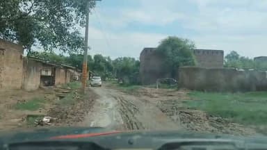 🚨 चित्रकूट: नहरा गांव का रास्ता बना 'मौत का रास्ता' 🌧️
लगातार बारिश के बाद पहाड़ी ब्लॉक के नहरा गांव का मुख्य मार्ग जलमग्न हो गया है। सड़क पर जलभराव होने से ग्रामीणों, स्कूली बच्चों और किसानों का आवागमन बुरी तरह प्रभावित हो रहा है।
🛣️ सड़क पर भरे पानी के कारण दोपहिया और चारपहिया वाहनों का निकलना मुश्किल हो गया है, जबकि पैदल चलने वाले लोग भी जान जोखिम में डालकर रास्ता पार करने को मजबूर हैं।
🗣️ ग्रामीणों का कहना है कि हर वर्ष बरसात में यही स्थिति बन जाती है क्योंकि गांव में जल निकासी और सड़क की समुचित व्यवस्था नहीं है।
📢 ग्राम प्रधान ने बताया कि इस मार्ग के निर्माण का प्रस्ताव पहले ही पारित हो चुका था, लेकिन अब तक सड़क का निर्माण नहीं हो सका। उन्होंने कहा कि सांसद, विधायक सहित संबंधित अधिकारियों को कई बार अवगत कराया जा चुका है और वर्षों से लगातार प्रयास किए जा रहे हैं, फिर भी समस्या का समाधान नहीं हुआ।
👉 ग्रामीणों ने प्रशासन से तत्काल जल निकासी की व्यवस्था, सड़क निर्माण और सुरक्षित आवागमन सुनिश्चित करने की मांग की है।
#चित्रकूट #नहरागांव #पहाड़ीब्लॉक #जलभराव #बारिश #ग्रामीणसमस्या #सड़क #उत्तरप्रदेश #BreakingNews #Chitrakoot #UPNews #VillageNews #Monsoon #NewsUpdate