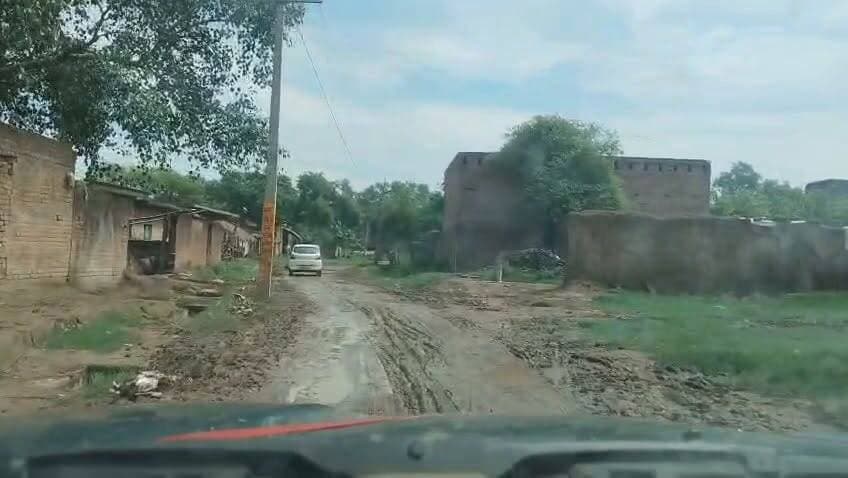 🚨 चित्रकूट: नहरा गांव का रास्ता बना 'मौत का रास्ता' 🌧️
लगातार बारिश के बाद पहाड़ी ब्लॉक के नहरा गांव का मुख्य मार्ग जलमग्न हो गया है। सड़क पर जलभराव होने से ग्रामीणों, स्कूली बच्चों और किसानों का आवागमन बुरी तरह प्रभावित हो रहा है।
🛣️ सड़क पर भरे पानी के कारण दोपहिया और चारपहिया वाहनों का निकलना मुश्किल हो गया है, जबकि पैदल चलने वाले लोग भी जान जोखिम में डालकर रास्ता पार करने को मजबूर हैं।
🗣️ ग्रामीणों का कहना है कि हर वर्ष बरसात में यही स्थिति बन जाती है क्योंकि गांव में जल निकासी और सड़क की समुचित व्यवस्था नहीं है।
📢 ग्राम प्रधान ने बताया कि इस मार्ग के निर्माण का प्रस्ताव पहले ही पारित हो चुका था, लेकिन अब तक सड़क का निर्माण नहीं हो सका। उन्होंने कहा कि सांसद, विधायक सहित संबंधित अधिकारियों को कई बार अवगत कराया जा चुका है और वर्षों से लगातार प्रयास किए जा रहे हैं, फिर भी समस्या का समाधान नहीं हुआ।
👉 ग्रामीणों ने प्रशासन से तत्काल जल निकासी की व्यवस्था, सड़क निर्माण और सुरक्षित आवागमन सुनिश्चित करने की मांग की है।
#चित्रकूट #नहरागांव #पहाड़ीब्लॉक #जलभराव #बारिश #ग्रामीणसमस्या #सड़क #उत्तरप्रदेश #BreakingNews #Chitrakoot #UPNews #VillageNews #Monsoon #NewsUpdate