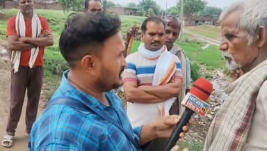 🚨 चित्रकूट: नहरा गांव का रास्ता बना 'मौत का रास्ता' 🌧️
लगातार बारिश के बाद पहाड़ी ब्लॉक के नहरा गांव का मुख्य मार्ग जलमग्न हो गया है। सड़क पर जलभराव होने से ग्रामीणों, स्कूली बच्चों और किसानों का आवागमन बुरी तरह प्रभावित हो रहा है।
🛣️ सड़क पर भरे पानी के कारण दोपहिया और चारपहिया वाहनों का निकलना मुश्किल हो गया है, जबकि पैदल चलने वाले लोग भी जान जोखिम में डालकर रास्ता पार करने को मजबूर हैं।
🗣️ ग्रामीणों का कहना है कि हर वर्ष बरसात में यही स्थिति बन जाती है क्योंकि गांव में जल निकासी और सड़क की समुचित व्यवस्था नहीं है।
📢 ग्राम प्रधान ने बताया कि इस मार्ग के निर्माण का प्रस्ताव पहले ही पारित हो चुका था, लेकिन अब तक सड़क का निर्माण नहीं हो सका। उन्होंने कहा कि सांसद, विधायक सहित संबंधित अधिकारियों को कई बार अवगत कराया जा चुका है और वर्षों से लगातार प्रयास किए जा रहे हैं, फिर भी समस्या का समाधान नहीं हुआ।
👉 ग्रामीणों ने प्रशासन से तत्काल जल निकासी की व्यवस्था, सड़क निर्माण और सुरक्षित आवागमन सुनिश्चित करने की मांग की है।
#चित्रकूट #नहरागांव #पहाड़ीब्लॉक #जलभराव #बारिश #ग्रामीणसमस्या #सड़क #उत्तरप्रदेश #BreakingNews #Chitrakoot #UPNews #VillageNews #Monsoon #NewsUpdate