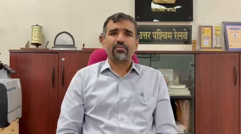 *रेलवन ऐप (RailOne App) 4.55 करोड़ डाउनलोड और प्रतिदिन औसतन 9.65 लाख टिकट बुकिंग के साथ यात्रियों के बीच काफी लोकप्रिय हुआ*
@topfans Ministry of Railways, Government of India
News 24 Udaipur
#RailwayNews #RailOne #app
*उत्तर पश्चिम रेलवे में पिछले 15 दिनों में 14% यात्रियों ने RailOne ऐप के ज़रिए टिकट बुक किए*
*भारतीय रेलवे ने धोखाधड़ी विरोधी उपायों को मजबूत किया; जनवरी 2024 से असामान्य मोबाइल नंबर, ईमेल डोमेन और आईपी एड्रेस के कारण 6.68 करोड़ से अधिक यूजर खाते निष्क्रिय किए गए*
*वर्ष 2025-26 और 2026-27 (30.06.2026 तक) में राष्ट्रीय साइबर अपराध पोर्टल पर संदिग्ध बुकिंग की 530 शिकायतें दर्ज की गईं और 13,343 संदिग्ध ईमेल डोमेन ब्लॉक किए गए*
*जून 2025 - जून 2026 के दौरान बुक किए गए कुल 65.08 करोड़ आरक्षित टिकटों में से 89% ऑनलाइन बुक किए गए; 11% काउंटर के माध्यम से बुक किए गए* यात्रियों के समग्र अनुभव में सुधार करने के लिए रेलवे ने 01.07.2025 को रेलवन ऐप (RailOne App) शुरू किया था। यह ऐप एंड्रॉइड प्ले स्टोर और एप्पल ऐप स्टोर से डाउनलोड किया जा सकता है। यह ऐप यात्रियों को मोबाइल फोन पर आरक्षित के साथ-साथ अनारक्षित टिकट बुक करने की सुविधा देता है। यह ऐप भारतीय रेलवे की सभी यात्री-केंद्रित सेवाओं जैसे-आरक्षित टिकट बुकिंग, अनारक्षित टिकट बुकिंग, प्लेटफॉर्म टिकट, ट्रेन पूछताछ, पीएनआर पूछताछ, रेलमदद आदि को एक ही प्लेटफॉर्म पर एकीकृत करता है। यह वास्तव में यात्री आरक्षण प्रणाली की सुविधा को यात्री की हथेलियों (मोबाईल) तक लाता है।
अब तक इस ऐप को 4.55 करोड़ से अधिक बार डाउनलोड किया जा चुका है। औसतन, रेलवन ऐप पर प्रतिदिन लगभग 9.65 लाख टिकट बुक किए जा रहे हैं (2.75 लाख आरक्षित और 6.89 लाख अनारक्षित)। यात्री इस ऐप का इस्तेमाल करके बहुत आसानी से आरक्षित और अनारक्षित दोनों तरह के टिकट बुक कर सकते हैं।
'रेलमदद' भारतीय रेलवे का एक शिकायत निवारण तंत्र है, जो यात्रियों को शिकायत निवारण, सहायता और पूछताछ के लिए एक एकीकृत मंच प्रदान करता है। रेलमदद में यात्री हेल्पलाइन नंबर -139, रेलमदद वेब, ऐप और एसएमएस जैसे कई माध्यमों से मदद प्राप्त कर सकते हैं। समय पर शिकायतों का निवारण सुनिश्चित करने के लिए इसमें स्वचालित शिकायत आवंटन और ऑटो-एस्केलेशन प्रणाली शामिल है। सुगम यात्रा सुनिश्चित करने के लिए 30 से अधिक ट्रेन और स्टेशन श्रेणियों में शिकायतों तथा सहायता कॉलों को दर्ज किया जाता है।
इसके अलावा, वित्तीय वर्ष 2025-26 के दौरान, रेलमदद ने 6,94,368 मामलों में सहायता प्रदान की, जिसमें 89.49% उत्कृष्ट और संतोषजनक फीडबैक प्राप्त हुआ। यह प्लेटफॉर्म यात्रियों को शिकायतों के समाधान पर फीडबैक साझा करने में भी सक्षम बनाता है, जिससे भारतीय रेलवे को सेवा गुणवत्ता की निगरानी करने और यात्री संतुष्टि में सुधार करने में मदद मिलती है। पिछले तीन वर्षों के दौरान हल की गई शिकायतों का विवरण नीचे दिया गया है: वर्ष
कुल हल की गई शिकायतों का प्रतिशत
2023-2024
99.98%
2024-2025
99.99%
2025-202भारतीय रेलवे की आरक्षण टिकट बुकिंग प्रणाली एक मजबूत और अत्यधिक सुरक्षित प्रणाली है जो उद्योग-मानक और अत्याधुनिक साइबर सुरक्षा नियंत्रणों से लैस है। इंटरनेट के माध्यम से तत्काल टिकट बुकिंग में धोखाधड़ी को रोकने के लिए हैकिंग टूल्स द्वारा फॉर्म के ऑटो-फिलिंग को रोकने और साइबर हमलों से सुरक्षित रखने के लिए भारतीय रेलवे ने निम्नलिखित कदम उठाए हैं:
1. तत्काल टिकट बुक करने के लिए आधार सत्यापन- ऑनलाइन तत्काल टिकट बुक करने के लिए केवल आधार सत्यापित यात्रियों को ही अनुमति देने का प्रावधान किया गया है। यह विशिष्टता की शर्त लागू करके फर्जी या अनधिकृत एजेंटों द्वारा संचालित बहु-उपयोगकर्ता (Multiple User Accounts) खातों के बनाने और संचालन को रोकने में मदद करता है। यह उपाय खाते के दुरुपयोग और स्वचालित उपयोग के खिलाफ एक प्रभावी सुरक्षा तंत्र के रूप में कार्य करता है, जिससे तत्काल टिकटों का न्यायसंगत आवंटन सुनिश्चित होता है। इसने ऑनलाइन तत्काल बुकिंग प्रणाली में पारदर्शिता बढ़ाई है। दुरुपयोग को रोकने और तत्काल बुकिंग में निष्पक्षता में सुधार के लिए, चुनिंदा ट्रेनों में ऑनलाइन तत्काल टिकट बुकिंग के लिए आधार-आधारित वन-टाइम पासवर्ड (OTP) सत्यापन भी शुरू किया गया है।
2. एप्लिकेशन लेयर सिक्योरिटी कंट्रोल- स्क्रिप्टिंग, ब्रूट-फोर्स अटैक और डिस्ट्रीब्यूटड डिनायल ऑफ सर्विस (DDoS) हमलों से बचने के लिए कई स्तरों पर एप्लिकेशन-स्तर के सुरक्षा उपाय लागू किए गए हैं। एप्लिकेशन सुरक्षा भेद्यता के लिए OWASP (ओपन वेब एप्लिकेशन सिक्योरिटी प्रोजेक्ट) को संभालने के लिए कई सुरक्षा उपाय लागू किए गए हैं।
3. नेटवर्क और इंफ्रास्ट्रक्चर लेयर सिक्योरिटी कंट्रोल- विफलता (Failures) को कम करने के लिए संपूर्ण ICT (सूचना और संचार प्रौद्योगिकी) अवसंरचना को उच्च उपलब्धता मोड में तैनात किया गया है।
यह प्रणाली उद्योग-मानक अत्याधुनिक और डेटा सेंटर ग्रेड नेटवर्क सुरक्षा उपकरणों (जैसे- नेटवर्क फायरवॉल, नेटवर्क घुसपैठ रोकथाम प्रणाली, एप्लिकेशन डिलीवरी कंट्रोलर और वेब एप्लिकेशन फायरवॉल) द्वारा सुरक्षित है।
प्रणाली को ISP लेयर और लगभग 30 Gbps की क्षमता वाले DDoS डिटेक्शन और मिटिगेशन सेवाओं के माध्यम से वॉल्यूम-आधारित DDoS हमलों से सुरक्षित किया गया है।
सुरक्षा बढ़ाने, बेहतर ग्राहक अनुभव, वेब ट्रैफिक लोड को नियमित करने, संसाधनों के अनुकूलन और खतरों को कम करने के लिए एंटरप्राइज स्तर का कंटेंट डिलीवरी नेटवर्क (CDN), एंटी-बॉट, सुरक्षित DNS और वेब एप्लिकेशन फायरवॉल (WAF) सेवाएं दी गई हैं।
व्यापक साइबर खतरे की जानकारी के लिए, डीप-डार्क वेब मॉनिटरिंग, डिजिटल जोखिम सुरक्षा और घटना प्रतिक्रिया में सुधार के लिए विशेष एजेंसियों को शामिल किया गया है।
4. भौतिक सुरक्षा नियंत्रण- यह प्रणाली चाणक्यपुरी, नई दिल्ली में एक कैप्टिव डेटा सेंटर सुविधा में होस्ट की गई है, जो CCTV फुटेज और अनधिकृत पहुंच से सुरक्षित है। यह सुविधा SO 27001 (सूचना सुरक्षा प्रबंधन प्रणाली)प्रमाणित है।
5. सुरक्षा ऑडिट और निगरानी- सुरक्षा घटनाओं की 24 घंटे निगरानी के लिए प्रणाली को CERT-In TSAP (खतरा और स्थितिजन्य जागरूकता परियोजनाएं) के साथ एकीकृत किया गया है। सुरक्षा घटनाओं की पहचान और उनसे निपटने के लिए ‘ऑन-प्रेमाइसेज’ सुरक्षा टीम द्वारा सिस्टम के सुरक्षा लॉग की निगरानी की जा रही है।
6. प्रशासनिक उपाय- अनधिकृत पहुंच को रोकने और वास्तविक उपयोगकर्ताओं के लिए निर्बाध बुकिंग सुनिश्चित करने के लिए कई धोखाधड़ी-रोधी उपाय अपनाए गए हैं। यूज़र अकाउंट्स का कड़ाई से पुनर्मूल्यांकन और सत्यापन किया गया है। 01.01.2024 से 30.06.2026 की अवधि के दौरान, 6.68 करोड़ से अधिक यूजर खातों को निष्क्रिय किया गया और 6.22 करोड़ से अधिक यूजर खातों को पुनः सत्यापन के विकल्प के साथ अस्थायी रूप से निलंबित किया गया। IRCTC ने आधार लिंक न होने के कारण किसी भी यूजर अकाउंट को निष्क्रिय नहीं किया है। IRCTC असामान्य मोबाइल नंबरों, ईमेल डोमेन, आईपी एड्रेस आदि के आधार पर संदिग्ध यूजर आईडी की पहचान करने के लिए व्यापक मापदंड अपनाता है।
आरक्षण प्रणाली का नियमित सुरक्षा ऑडिट CERT-In द्वारा सूचीबद्ध सूचना सुरक्षा ऑडिट एजेंसियों द्वारा किया जाता है। इसके अलावा, साइबर हमलों का पता लगाने और उन्हें रोकने के लिए CERT-In और नेशनल क्रिटिकल इंफॉर्मेशन इंफ्रास्ट्रक्चर प्रोटेक्शन सेंटर (NCIIPC) द्वारा टिकटिंग सिस्टम से संबंधित इंटरनेट ट्रैफिक की लगातार निगरानी की जाती है।वर्ष 2025-26 और 2026-27 (30.06.2026 तक) में संदिग्ध बुकिंग से संबंधित 530 शिकायतेंराष्ट्रीय साइबर अपराध पोर्टल पर दर्ज की गई हैं।
वर्ष 2025-26 और 2026-27 (30.06.2026 तक) में 13,343 संदिग्ध ईमेल डोमेन को ब्लॉक किया गया है।
केवल आधार सत्यापित उपयोगकर्ताओं को ही तत्काल टिकट और एआरपी (अग्रिम आरक्षण अवधि) टिकट बुक करने की अनुमति है।
7. प्रणालीगत उपाय- (Content Delivery Network और Anti-BOT)
सिस्टम के प्रदर्शन को बेहतर बनाने के लिए, भारतीय रेलवे ने स्टेटिक कंटेंट को ऑफलोड करने और NGeT (नेक्स्ट जनरेशन ई-टिकटिंग) वेबसाइट सर्वर पर सीधे ट्रैफिक को कम करने के लिए कंटेंट डिलीवरी नेटवर्क (CDN) लागू किया है।
इसके अलावा, एंटी-बॉट (Anti-BOT) तकनीक तैनात की गई है जो दुर्भावनापूर्ण और संदिग्ध प्रयासों को कम करने में मदद करती है, जिसे औसतन 64% तक कम किया जाता है। यह संदिग्ध ट्रैफिक को कम करने, स्टेटिक सामग्री प्रदान करने, प्रणाली पर लोड कम करने और इस प्रकार वास्तविक एवं सत्यापित उपयोगकर्ताओं के अनुभव को बेहतर बनाने में मदद करता है।
पिछले पांच वर्षों यानी 2021 से 2025 और 2026 (जून तक) के दौरान, RPF (रेलवे सुरक्षा बल) द्वारा 22,676 दलालों को गिरफ्तार किया गया है और रेलवे अधिनियम, 1989 के प्रासंगिक प्रावधानों के तहत कानूनी कार्रवाई की गई है।
पिछले छह महीनों के दौरान ई-टिकटिंग प्रणाली तक पहुंचने से रोके गए फर्जी प्रयासों का विवरण इस प्रकार है: जून 2026
19.12 अरब में 12.61 अरब बॉट (65.95%)
मई 2026
20.07 अरब में 12.08 अरब बॉट (60.18%)
अप्रैल 2026
17.33 अरब में 10.64 अरब बॉट (61.39%)
मार्च 2026
12.44 अरब में 05.71 अरब बॉट (45.90%)
फरवरी 2026
11.01 अरब में 05.01 अरब बॉट (45.50%)
जनवरी 2026
12.35 अरब में 07.26 अरब बॉट (58.78%)
पिछले छह महीनों का औसत:15.38 अरब अनुरोधों में से 8.88 अरब बॉट (57.74%) थे।
ऑनलाइन बनाम काउंटर टिकट बिक्री की तुलना ऑनलाइन टिकट बुकिंग में कड़े उपायों को लागू करने के बाद पिछले एक वर्ष (जून 2025 से जून 2026 तक) के दौरान ऑनलाइन और काउंटर टिकट बिक्री का तुलनात्मक डेटा इस प्रकार है:
ऑनलाइन टिकटिंग
57.90 करोड़
89%
काउंटर बुकिंग
07.18 करोड़
11%
कुल
65.08 करोड़
100%
यह जानकारी लोकसभा में एक प्रश्न के उत्तर में केंद्रीय रेल, सूचना एवं प्रसारण तथा इलेक्ट्रॉनिक्स एवं सूचना प्रौद्योगिकी मंत्री श्री अश्विनी वैष्णव द्वारा दी गई।