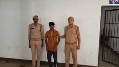 सोशल मीडिया पर प्रधानमंत्री के खिलाफ आपत्तिजनक टिप्पणी करने वाला युवक गिरफ्तार
बरेली। थाना भुता पुलिस ने सोशल मीडिया प्लेटफॉर्म 'एक्स' (X) पर प्रधानमंत्री के संबंध में कथित रूप से अभद्र टिप्पणी और धमकीपूर्ण वीडियो प्रसारित करने के मामले में एक युवक को गिरफ्तार किया है। आरोपी के खिलाफ भारतीय न्याय संहिता (बीएनएस) और आईटी एक्ट की विभिन्न धाराओं में मुकदमा दर्ज कर न्यायालय में पेश किया गया।
पुलिस के अनुसार 23 जुलाई को सोशल मीडिया पर वायरल हुए एक वीडियो की सूचना मिली, जिसमें एक युवक प्रधानमंत्री के खिलाफ आपत्तिजनक भाषा का प्रयोग करते हुए दिखाई दे रहा था। वीडियो में राशन वितरण को लेकर भी आरोप लगाए गए थे तथा भविष्य में भी ऐसा करने संबंधी धमकीपूर्ण बातें कही गई थीं।
जांच के दौरान वीडियो में दिख रहे युवक की पहचान आदिल अंसारी (22 वर्ष) पुत्र बाबू बख्श, निवासी ग्राम केसरपुर, थाना भुता, जनपद बरेली के रूप में हुई। इस संबंध में थाना भुता में एफआईआर संख्या 322/2026 दर्ज की गई। विवेचना के दौरान मामले में बीएनएस की अतिरिक्त धाराएं भी बढ़ाई गईं।
थाना प्रभारी रविंद्र कुमार के नेतृत्व में पुलिस टीम ने मुखबिर की सूचना पर 24 जुलाई को मटकापुर नहर के पास, भगनापुर गांव से आगे स्थित एक ट्यूबवेल के निकट से आरोपी को गिरफ्तार कर लिया।
पुलिस के अनुसार पूछताछ में आरोपी ने वीडियो बनाने की बात स्वीकार करते हुए अपने कृत्य पर खेद जताया। पुलिस ने आरोपी के विरुद्ध आवश्यक विधिक कार्रवाई करते हुए उसे न्यायालय में पेश कर दिया।
पुलिस अधिकारियों का कहना है कि सोशल मीडिया पर भ्रामक, आपत्तिजनक या कानून व्यवस्था प्रभावित करने वाली सामग्री प्रसारित करने वालों के खिलाफ सख्त कार्रवाई जारी रहेग
Bareilly news Live
#BAREILLYNEWS
#Bareillypolice
#vira