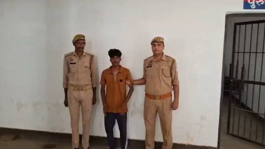 सोशल मीडिया पर प्रधानमंत्री के खिलाफ आपत्तिजनक टिप्पणी करने वाला युवक गिरफ्तार
बरेली। थाना भुता पुलिस ने सोशल मीडिया प्लेटफॉर्म 'एक्स' (X) पर प्रधानमंत्री के संबंध में कथित रूप से अभद्र टिप्पणी और धमकीपूर्ण वीडियो प्रसारित करने के मामले में एक युवक को गिरफ्तार किया है। आरोपी के खिलाफ भारतीय न्याय संहिता (बीएनएस) और आईटी एक्ट की विभिन्न धाराओं में मुकदमा दर्ज कर न्यायालय में पेश किया गया।
पुलिस के अनुसार 23 जुलाई को सोशल मीडिया पर वायरल हुए एक वीडियो की सूचना मिली, जिसमें एक युवक प्रधानमंत्री के खिलाफ आपत्तिजनक भाषा का प्रयोग करते हुए दिखाई दे रहा था। वीडियो में राशन वितरण को लेकर भी आरोप लगाए गए थे तथा भविष्य में भी ऐसा करने संबंधी धमकीपूर्ण बातें कही गई थीं।
जांच के दौरान वीडियो में दिख रहे युवक की पहचान आदिल अंसारी (22 वर्ष) पुत्र बाबू बख्श, निवासी ग्राम केसरपुर, थाना भुता, जनपद बरेली के रूप में हुई। इस संबंध में थाना भुता में एफआईआर संख्या 322/2026 दर्ज की गई। विवेचना के दौरान मामले में बीएनएस की अतिरिक्त धाराएं भी बढ़ाई गईं।
थाना प्रभारी रविंद्र कुमार के नेतृत्व में पुलिस टीम ने मुखबिर की सूचना पर 24 जुलाई को मटकापुर नहर के पास, भगनापुर गांव से आगे स्थित एक ट्यूबवेल के निकट से आरोपी को गिरफ्तार कर लिया।
पुलिस के अनुसार पूछताछ में आरोपी ने वीडियो बनाने की बात स्वीकार करते हुए अपने कृत्य पर खेद जताया। पुलिस ने आरोपी के विरुद्ध आवश्यक विधिक कार्रवाई करते हुए उसे न्यायालय में पेश कर दिया।
पुलिस अधिकारियों का कहना है कि सोशल मीडिया पर भ्रामक, आपत्तिजनक या कानून व्यवस्था प्रभावित करने वाली सामग्री प्रसारित करने वालों के खिलाफ सख्त कार्रवाई जारी रहेग
Bareilly news Live
#BAREILLYNEWS
#Bareillypolice
#vira