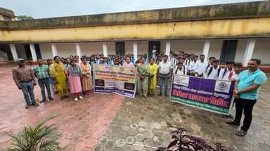 जिला महिला सशक्तिकरण केंद्र, महिला एवं बाल विकास विभाग द्वारा भारत सरकार की लोकप्रिय योजना "बेटी बचाओ, बेटी पढ़ाओ" के अंतर्गत ऑनलाइन सुरक्षा एवं साइबर जागरूकता कार्यक्रम के द्वितीय दिवस का आयोजन शासकीय पूर्व माध्यमिक विद्यालय एवं शासकीय उच्चतर माध्यमिक विद्यालय कोथारी में सफलतापूर्वक संपन्न हुआ। कार्यक्रम का उद्देश्य बालिकाओं को साइबर अपराधों के प्रति जागरूक बनाना, डिजिटल दुनिया में सुरक्षित व्यवहार की जानकारी देना तथा महिला सुरक्षा, विधिक अधिकार एवं आत्मरक्षा के प्रति जागरूक करना रहा। कार्यक्रम का आयोजन कलेक्टर एवं जिला दण्डाधिकारी सुश्री संतन देवी जांगड़े के निर्देशानुसार तथा जिला कार्यक्रम अधिकारी आदित्य शर्मा के मार्गदर्शन में पुलिस अधीक्षक श्रीमती रत्ना सिंह के सहयोग से किया गया। कार्यक्रम का सफल संचालन जिला महिला सशक्तिकरण केंद्र (हब), महिला एवं बाल विकास विभाग की जिला मिशन समन्वयक श्रीमती तारा कुशवाहा द्वारा किया गया।
#chhattisgarh #mcbdistrict