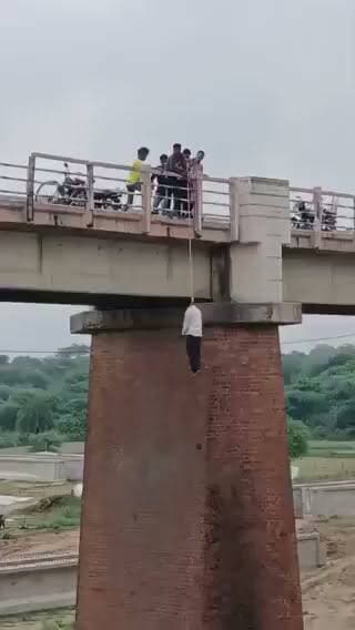 ये विचलित करने वाला वीडियो आगरा का है, एक युवक का अपने पत्नी से विवाद होता है, जिसके बाद पुल पर गया और फांसी लगा कर नीचे लटक गया।
फिर रास्ते से जा रहे है कुछ लोगों ने यह दृश्य देखा और दौड़ पड़े। एक मिनट के अंदर ही उसे वापस खींच लिया गया। मानो साँसे टूटने से पहले ही लौट आई।
जाको राखे साइयां मार सके ना कोई...
