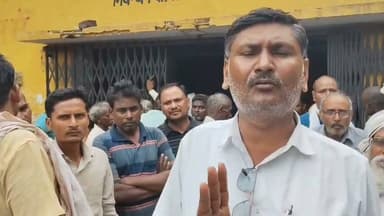 घूरपुर सहकारी समिति में खाद के लिए हाहाकार! दिनभर लाइन में खड़े रहे किसान, शाम तक नहीं मिली यूरिया-डीएपी
किसानों का आरोप- सप्ताह में सिर्फ दो दिन होता है खाद वितरण, कर्मचारियों की कमी से बढ़ी परेशानी
घंटों इंतजार के बाद खाली हाथ लौटे किसान, नई नियुक्ति और नियमित वितरण की उठी मांग
✒️ रिपोर्ट सहयोगी प्रमोद व सुनील यादव के साथ राजेश सोनकर प्रयागराज
प्रयागराज (उत्तर प्रदेश)। खरीफ सीजन के बीच प्रयागराज के घूरपुर किसान सेवा सहकारी समिति पर यूरिया और डीएपी खाद के लिए किसानों को भारी परेशानी का सामना करना पड़ा। किसानों का आरोप है कि सुबह से लाइन में लगने के बावजूद शाम तक उन्हें खाद उपलब्ध नहीं कराई गई। किसानों ने वितरण व्यवस्था में सुधार, कर्मचारियों की नियुक्ति और नियमित खाद उपलब्ध कराने की मांग की है।
घूरपुर/प्रयागराज। खरीफ फसलों की बुवाई और देखभाल के महत्वपूर्ण समय में किसानों को खाद के लिए लंबा इंतजार करना पड़ रहा है। घूरपुर किसान सेवा सहकारी समिति पर गुरुवार को सुबह से ही बड़ी संख्या में किसान यूरिया और डीएपी खाद लेने पहुंचे, लेकिन देर शाम तक भी कई किसानों को खाद नहीं मिल सकी।
किसानों का आरोप है कि समिति में सप्ताह में केवल दो दिन ही खाद वितरण के लिए कर्मचारी उपलब्ध रहते हैं। शेष दिनों में समिति खुली रहने के बावजूद खाद का वितरण नहीं किया जाता, जिससे किसानों को बार-बार समिति के चक्कर लगाने पड़ते हैं और खेती का कार्य प्रभावित हो रहा है।
समिति परिसर में मौजूद किसान सतीश कुशवाहा, दशरथ लाल पटेल, विजय बहादुर पटेल और देवराज सहित सैकड़ों किसानों ने मांग की कि समिति में पर्याप्त कर्मचारियों की नियुक्ति की जाए, ताकि खाद वितरण व्यवस्था सुचारु रूप से संचालित हो सके। किसानों का कहना है कि कर्मचारियों की कमी के कारण घंटों लाइन में लगने के बाद भी उन्हें खाली हाथ लौटना पड़ रहा है।
मामले में जिला सहकारी अधिकारी बारा निक्खी मोहन से मोबाइल फोन के माध्यम से संपर्क करने का प्रयास किया गया, लेकिन समाचार लिखे जाने तक उनका पक्ष प्राप्त नहीं हो सका।
> महत्वपूर्ण नोट: समाचार में उल्लेखित आरोप किसानों द्वारा लगाए गए हैं। संबंधित विभाग का पक्ष प्राप्त होने पर उसे भी प्रमुखता से प्रकाशित किया जाएगा।
खेती के मौसम में समय पर खाद उपलब्ध होना किसानों के लिए अत्यंत आवश्यक है। यदि वितरण व्यवस्था में बाधा आती है, तो इसका सीधा असर उत्पादन और किसानों की आर्थिक स्थिति पर पड़ सकता है। अब किसानों को उम्मीद है कि संबंधित विभाग उनकी शिकायतों पर शीघ्र संज्ञान लेकर व्यवस्था में सुधार करेगा।
🟥 ND NEWS | दैनिक निष्पक्ष धारा की अपील
एनडी न्यूज़ एवं दैनिक निष्पक्ष धारा सहकारिता विभाग एवं जिला प्रशासन से अपील करता है कि किसानों को समय पर यूरिया और डीएपी उपलब्ध कराई जाए तथा खाद वितरण केंद्रों पर पर्याप्त कर्मचारियों की तैनाती सुनिश्चित की जाए। किसानों से भी अनुरोध है कि किसी भी प्रकार की अव्यवस्था की सूचना संबंधित अधिकारियों को दें और शांतिपूर्ण तरीके से अपनी समस्याएं प्रशासन के समक्ष रखें।
जनहित में सुझाव
खाद वितरण की पूर्व सूचना सार्वजनिक रूप से जारी की जाए।
सहकारी समितियों पर पर्याप्त कर्मचारियों की नियुक्ति की जाए।
किसानों के लिए टोकन या डिजिटल कतार व्यवस्था लागू की जाए।
कालाबाजारी और अनियमितता पर सख्त कार्रवाई की जाए।
खरीफ सीजन में खाद की पर्याप्त उपलब्धता सुनिश्चित की जाए।
👇👇👇
#NDNews #दैनिकनिष्पक्षधारा #Prayagraj #Ghoorpur #FertilizerCrisis #DAP #Urea #Farmers #KharifSeason #UPNews #CooperativeDepartment #Agriculture
👇👇👇👇
@dgpup
@UPGovt
@RSSorg
@Uppolice
@wpl1090
@RSSgeet
@MIB_India
@PMOIndia
@HMOIndia
@VHPDigital
@CMOUP_RC
@myogioffice
@InfoDeptUP
@CMOfficeUP
@UPPRD1948
@ChiefSecyUP
@MahantYogiG
@ChiefSecyUP
@BajrangDalOrg
@myogiadityanath
@112UttarPradesh
@UPPViralCheck
@UpPolicemitra
@prayagraj_pol
@ADGZonPrayagraj
@DM_PRAYAGRAJ
@CommissionerPrg
@NigamPrayagraj
@Prayagraj_TP
@PROdefprayagraj
@AgriGoI
👇👇👇
🟥 ND NEWS | दैनिक निष्पक्ष धारा
मुख्य संपादक / संस्थापक: राजन सिंह हाड़ा
सह-संपादक: शालिनी सिंह भदौरिया
✒️ रिपोर्ट: सहयोगी प्रमोद व सुनील यादव के साथ राजेश सोनकर प्रयागराज
📍 कार्यालय-3: U158, हीरा स्वीट्स के पास, विकास मार्ग, लक्ष्मी नगर, पूर्वी दिल्ली, पिन कोड – 110092 (NCR)
📍 कार्यालय-2: विधानसभा रोड, बर्लिंगटन चौराहा, लखनऊ – 226001 (UP)
📍 कार्यालय-1: 1/1 अटल बिहारी चौराहा, नियर बर्मा चौराहा, फतेहपुर – 212601 (UP)
📅 दिनांक: 24 जुलाई 2026
📆 दिन: शुक्रवार
📧 Email: ndnewschannel@gmail.com
📞 मोबाइल: 9696119696