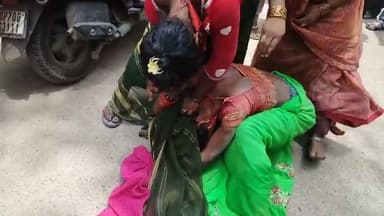 प्रयागराज में दो महिलाओं के बीच सड़क पर मारपीट, वीडियो वायरल
स्थानीय लोगों का आरोप- सूचना के बावजूद देर से पहुंची पुलिस
वायरल वीडियो के बाद कानून-व्यवस्था पर उठे सवाल, जांच की मांग तेज
✒️ रिपोर्ट सहयोगी सुनील व प्रमोद यादव के साथ राजेश सोनकर प्रयागराज
प्रयागराज (उत्तर प्रदेश) कैंट थाना क्षेत्र से दो महिलाओं के बीच कथित मारपीट का एक वीडियो सोशल मीडिया पर तेजी से वायरल हो रहा है। वायरल वीडियो में दोनों महिलाओं के बीच सड़क पर जमकर हाथापाई होती दिखाई दे रही है। स्थानीय लोगों का आरोप है कि घटना की सूचना दिए जाने के बावजूद पुलिस समय पर मौके पर नहीं पहुंची। हालांकि, इन दावों की स्वतंत्र आधिकारिक पुष्टि नहीं हुई है।
प्रयागराज। सोशल मीडिया पर वायरल हो रहे एक वीडियो ने प्रयागराज में कानून-व्यवस्था और पुलिस की त्वरित प्रतिक्रिया को लेकर चर्चा छेड़ दी है। वायरल वीडियो में दो महिलाएं सार्वजनिक स्थान पर एक-दूसरे से मारपीट करती दिखाई दे रही हैं। आसपास मौजूद लोगों ने घटना का वीडियो बनाकर सोशल मीडिया पर साझा कर दिया, जिसके बाद यह तेजी से वायरल होने लगा।
स्थानीय लोगों का आरोप है कि घटना की सूचना कैंट थाना पुलिस को दी गई थी, लेकिन पुलिस समय पर मौके पर नहीं पहुंची। इस बीच काफी देर तक दोनों महिलाओं के बीच विवाद और मारपीट होती रही। हालांकि, पुलिस की ओर से इस संबंध में कोई आधिकारिक बयान समाचार लिखे जाने तक सामने नहीं आया है।
घटना के पीछे विवाद का कारण भी अभी स्पष्ट नहीं हो सका है। पुलिस जांच और संबंधित पक्षों के बयान के बाद ही पूरे मामले की वास्तविक स्थिति स्पष्ट हो सकेगी।
> महत्वपूर्ण नोट: यह समाचार सोशल मीडिया पर वायरल वीडियो और स्थानीय लोगों के दावों के आधार पर तैयार किया गया है। वीडियो की स्वतंत्र पुष्टि तथा पुलिस की आधिकारिक प्रतिक्रिया अभी प्राप्त नहीं हुई है।
सार्वजनिक स्थानों पर इस तरह की घटनाएं न केवल कानून-व्यवस्था बल्कि सामाजिक सौहार्द के लिए भी चिंता का विषय हैं। यदि घटना के संबंध में लगाए गए आरोप सही पाए जाते हैं, तो संबंधित तथ्यों की निष्पक्ष जांच और आवश्यक वैधानिक कार्रवाई अपेक्षित होगी।
🟥 ND NEWS | दैनिक निष्पक्ष धारा की अपील
एनडी न्यूज़ एवं दैनिक निष्पक्ष धारा नागरिकों से अपील करता है कि किसी भी विवाद की स्थिति में हिंसा का सहारा न लें और तत्काल पुलिस को सूचना दें। पुलिस एवं प्रशासन से भी अनुरोध है कि आपातकालीन सूचनाओं पर त्वरित कार्रवाई सुनिश्चित कर आमजन का विश्वास बनाए रखें।
जनहित में सुझाव
किसी भी विवाद का समाधान कानूनी और शांतिपूर्ण तरीके से करें।
हिंसक घटनाओं का वीडियो बनाने के साथ-साथ तुरंत पुलिस को सूचना दें।
सोशल मीडिया पर अपुष्ट जानकारी साझा करने से बचें।
पुलिस आपातकालीन सेवाओं का जिम्मेदारी से उपयोग करें।
महिलाओं की सुरक्षा और सम्मान सुनिश्चित करना समाज की सामूहिक जिम्मेदारी है।
👇👇👇
#NDNews #दैनिकनिष्पक्षधारा #Prayagraj #PrayagrajPolice #UPPolice #BreakingNews #ViralVideo #Women #LawAndOrder #CrimeNews #UttarPradesh
👇👇👇👇👇
@dgpup
@UPGovt
@RSSorg
@Uppolice
@wpl1090
@RSSgeet
@MIB_India
@PMOIndia
@HMOIndia
@VHPDigital
@CMOUP_RC
@myogioffice
@InfoDeptUP
@CMOfficeUP
@UPPRD1948
@ChiefSecyUP
@MahantYogiG
@ChiefSecyUP
@BajrangDalOrg
@myogiadityanath
@112UttarPradesh
@UPPViralCheck
@UpPolicemitra
@prayagraj_pol
@ADGZonPrayagraj
@DM_PRAYAGRAJ
@CommissionerPrg
@NigamPrayagraj
@Prayagraj_TP
@PROdefprayagraj
👇👇👇
🟥 ND NEWS | दैनिक निष्पक्ष धारा
मुख्य संपादक / संस्थापक: राजन सिंह हाड़ा
सह-संपादक: शालिनी सिंह भदौरिया
✒️ रिपोर्ट: सहयोगी सुनील व प्रमोद यादव के साथ राजेश सोनकर प्रयागराज
📍 कार्यालय-3: U158, हीरा स्वीट्स के पास, विकास मार्ग, लक्ष्मी नगर, पूर्वी दिल्ली, पिन कोड – 110092 (NCR)
📍 कार्यालय-2: विधानसभा रोड, बर्लिंगटन चौराहा, लखनऊ – 226001 (UP)
📍 कार्यालय-1: 1/1 अटल बिहारी चौराहा, नियर बर्मा चौराहा, फतेहपुर – 212601 (UP)
📅 दिनांक: 24 जुलाई 2026
📆 दिन: शुक्रवार
📧 Email: ndnewschannel@gmail.com
📞 मोबाइल: 9696119696
