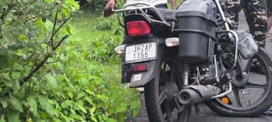 बोकारो : बेरमो अनुमंडल के चंद्रपुरा थाना क्षेत्र फुसरो भंडारीदाह मुख्य पथ स्थित खाश धोरी के समीप चारपहिया वाहन no, जे एच 09 ए एस - 8988वा मोटर साईकिल no, जे एच 24 पी - 1156 वाहन के बीच आमने सामने की हुई टक्कर मे मोटर साईकिल सवार को आई गंभीर चोट आम लोगो के सहयोग से घायल मोटर साईकिल सवार को फुसरो स्थित रिजिनल अस्पताल में इलाज किया जा रहा है l