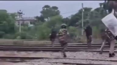देश भर में छात्रों ने विरोध प्रदर्शन किया, पर बिहार को छोड़कर कहीं भी पुलिस ने गोलियाँ नहीं चलाई!
आपराधिक इतिहास वाले सम्राट चौधरी ने बिहार पुलिस को "ट्रिगर हैप्पी" बना दिया है!
नागरिकों की जान को कोई कीमत नहीं!
📍 जहानाबाद में पुलिस की गोलीबारी!
#paperleak #NEET #SSC #protest #jantarmantar