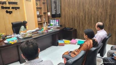 समाहरणालय, कैमूर*
=================
जिला जनसम्पर्क कार्यालय*
==================
प्रेस विज्ञप्ति*
दिनांक 24.07.2026*
==================
सेवा, संकल्प एवं समर्पण के सौ दिन": बिहार सरकार की जनहितैषी योजनाओं व उपलब्धियों के प्रचार-प्रसार हेतु उप विकास आयुक्त की अध्यक्षता में हुई बैठक
आज दिनांक 24.07.2026 को उप विकास आयुक्त (DDC) की अध्यक्षता में "सेवा, संकल्प एवं समर्पण के सौ दिन" कार्यक्रम के सफल आयोजन को लेकर एक महत्वपूर्ण समीक्षा बैठक संपन्न हुई। इस बैठक में जिले के सभी प्रखंड विकास पदाधिकारी (BDO) एवं प्रखंड पंचायती राज पदाधिकारी (BPRO) वीडियो कांफ्रेंस के माध्यम से एवं जिला स्तरीय पदाधिकारी भौतिक रूप से उपस्थित रहे।
बैठक का मुख्य उद्देश्य बिहार सरकार की जनकल्याणकारी योजनाओं और विगत 100 दिनों की ऐतिहासिक उपलब्धियों को जन-जन तक पहुँचाना है। इसके लिए 25 जुलाई 2026 को जिला, प्रखंड एवं पंचायत स्तर पर विशेष कार्यक्रमों का आयोजन करने तथा राज्यस्तरीय कार्यक्रम का सीधा प्रसारण (Live Streaming) सुनिश्चित कराने के निर्देश दिए गए।
बैठक के प्रमुख बिंदु एवं दिशा-निर्देश:
लाइव स्ट्रीमिंग की व्यवस्था: जिला, सभी प्रखंडों एवं पंचायतों में राज्यस्तरीय मुख्य कार्यक्रम का सीधा प्रसारण (Live Streaming) दिखाने हेतु एलसीडी/प्रोजेक्टर्स तथा इंटरनेट की पुख्ता व्यवस्था करने के निर्देश दिए गए, ताकि अधिक से अधिक नागरिक इससे जुड़ सकें।
जिला, प्रखंड एवं पंचायत स्तर पर विशेष कार्यक्रमों का आयोजन कर सरकार की उपलब्धियों और जनहितैषी योजनाओं की जानकारी आम जनता को दी जाएगी।
जन-जागरण एवं प्रचार-प्रसार: "सेवा, संकल्प एवं समर्पण के सौ दिन" अभियान के तहत चलाई जा रही योजनाओं का व्यापक प्रचार-प्रसार सुनिश्चित करने हेतु शिक्षा विभाग, स्वास्थ्य विभाग, कल्याण विभाग, जीविका बाल विकास परियोजना, BDO और BPRO को विशेष जिम्मेदारी सौंपी गई।
बैठक के अंत में उप विकास आयुक्त ने सभी संबंधित अधिकारियों को आज ही सभी तैयारियाँ पूरी करने का निदेश दिया।
Information & Public Relations Department, Government of Bihar