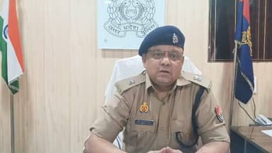 #गाजीपुर में आईएस-191 (मुख्तार अंसारी गिरोह) के सहयोगी मो0 शाहिद एवं तत्कालीन क्षेत्रीय लेखपाल व थाना प्रभारी मुहम्मदाबाद के विरुद्ध अभियोग पंजीकृत किये जाने के सम्बंध में पुलिस उपमहानिरीक्षक, वाराणसी परिक्षेत्र, वाराणसी महोदय के आदेश के क्रम में संगठित/पेशेवर अपराधियों, माफियाओं के विरूद्ध कार्यवाही के अनुपालन में कुख्यात माफिया मुख्तार अंसारी(वर्तमान में मृत) एवं उसके परिजनों को निर्गत शस्त्रों की वर्तमान स्थिति, गैंग(आई0एस0 191) के सदस्यो एवं सहयोगियों को निर्गत कुल 51 शस्त्र लाइसेन्सों पर क्रय विक्रय किये गए विभिन्न शस्त्रों के भौतिक सत्यापन एवं जाँच हेतु अपर पुलिस अधीक्षक नगर एवं ग्रामीण के नेतृत्व में क्षेत्राधिकारियों एवं थाना प्रभारियों की अलग-अलग टीमों का गठन कर सत्यापन एवं जाँच की कार्यवाही करायी जा रही है । जाँच/ भौतिक सत्यापन के क्रम में क्रय विक्रय किये गये शस्त्रों के लाइसेन्स निर्गत कराये जाने में कतिपय अनियमितता के तथ्य प्रकाश में आये हैं । जिसके सम्बंध में अभियोग पंजीकरण की कार्यवाही कराई जा रही है कृत कार्यवाही का विवरण* - जांच/सत्यापन के क्रम में यह तथ्य ज्ञात हुआ कि मुहम्मद शाहिद पुत्र कुर्बान अली निवासी पुरानी कचहरी थाना मुहम्मदाबाद जनपद गाजीपुर के नाम से जिला मजिस्ट्रेट गाजीपुर के आदेश दिनांक 28.04.2001 के क्रम में SBBL गन का लाइसेंस संख्या 1383/पी2 निर्गत है । जिस पर लाइसेंसी द्वारा शस्त्र का कई बार क्रय-विक्रय किया गया है । सत्यापन के दौरान पाया गया कि उक्त शस्त्र लाइसेंसी मो0 शाहिद उपरोक्त वार्ड नं0 4 अब्दुल हमीद नगर थाना सैदपुर जनपद गाजीपुर का मूल निवासी है। यह वर्ष 1999 से 2015 तक पुरानी कचहरी , मंगल बाजार, यूसुफपुर थाना मुहम्मदाबाद जनपद गाजीपुर में किराये के मकान में निवास कर रहा था। इसी दौरान इसके द्वारा अपना मूल पता छिपाते हुए मुहम्मदाबाद के स्थायी पते पर शस्त्र लाइसेंस हेतु आवेदन किया गया था। शस्त्र आवेदन प्रार्थना पत्र पर इसके द्वारा स्थायी व वर्तमान पते के कॉलम में मुहम्मदाबाद के पते का उल्लेख किया गया था। जिसके सम्बन्ध में तत्कालीन प्रभारी निरीक्षक मुहम्मदाबाद व क्षेत्रीय लेखपाल द्वारा भी अपनी रिपोर्ट में उक्त आवेदक के स्थायी पते एवं निवास के पते के कॉलम में मुहम्मदाबाद के स्थायी पते का सकूनत तश्दीक करते हुए लाइसेंस प्रदान करने की संस्तुति आख्या प्रेषित की गई थी।
* शस्त्र लाइसेंसी एवं आख्या प्रेषित करने वाले तत्कालीन थाना प्रभारी व क्षेत्रीय लेखपाल का यह कृत्य संज्ञेय अपराध की श्रेणी में आता है । उपकरोक्त के क्रम में आज दिनांक 24.07.2026 को लाइसेंस धारक मो0 शाहिद, तत्कालीन थाना प्रभारी मुहम्मदाबाद व क्षेत्रीय लेखपाल के विरुद्ध थाना मुहम्मदाबाद पर मु0अ0सं0 230/2026 धारा 417, 420, 120बी भादवि व आर्म्स एक्ट की सुसंगत धाराओं में पंजीकृत कर विधिक कार्यवाही की जा रही है ।
* शेष शस्त्रों एवं शस्त्र लाइसेन्सों के जाँच/सत्यापन की कार्यवाही प्रचलित है । जांच में अनियमितता के प्राप्त तथ्यों के क्रम में शेष प्रकरणों में भी अग्रेतर विधिक कार्यवाही कराई जाएगी