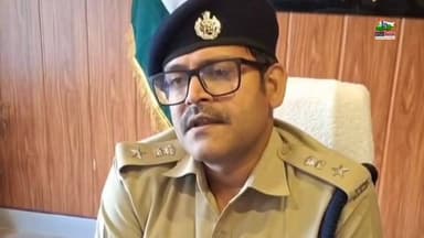 मुजफ्फरपुर: समाहरणालय परिसर में हुई तोड़फोड़ की घटना को लेकर पुलिस प्रशासन ने सख्त रुख अपनाया है। वरिष्ठ पुलिस अधीक्षक (SSP) कांतेश कुमार मिश्र ने कहा है कि सरकारी संपत्ति को नुकसान पहुंचाने वाले किसी भी उपद्रवी को बख्शा नहीं जाएगा।
एसएसपी ने बताया कि घटना में शामिल लोगों की पहचान की जा रही है। सीसीटीवी फुटेज, वीडियो और अन्य साक्ष्यों के आधार पर उपद्रवियों को चिन्हित कर उनके खिलाफ विधिसम्मत कार्रवाई की जाएगी। उन्होंने स्पष्ट किया कि दोषियों की गिरफ्तारी सुनिश्चित कर उन्हें जेल भेजा जाएगा।
पुलिस प्रशासन ने लोगों से शांति एवं कानून-व्यवस्था बनाए रखने की अपील करते हुए कहा कि अफवाहों पर ध्यान न दें और किसी भी तरह की असामाजिक गतिविधि से दूर रहें।
#Muzaffarpur #Bihar #SSP #BreakingNews #LawAndOrder #BiharDastak
