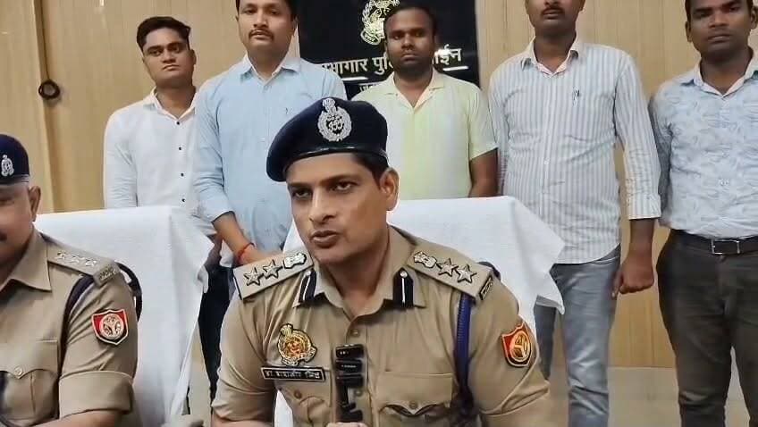 बस्ती समाचार
बस्ती सर्विलांस सेल द्वारा अलग-अलग कम्पनियों के गुमशुदा 165 मोबाइलों अनुमानित कीमत लगभग पैतीस लाख रूपये को किया गया बरामद एवं मोबाइल स्वामी को सुपुर्द किया गया जिसके संबंध में पुलिस अधीक्षक बस्ती द्वारा दी गयी बाइट #BastiNews #NeverGiveUp #PoliceWork
