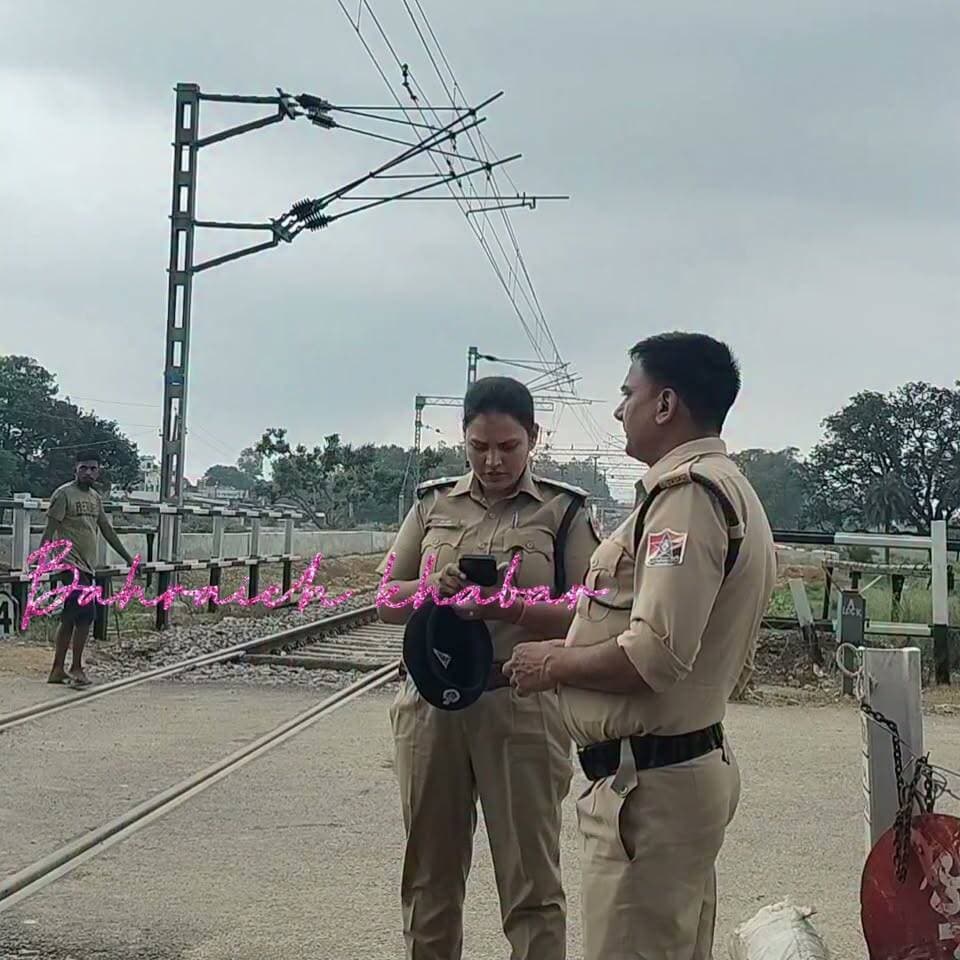 पयागपुर में रेलवे क्रॉसिंग गेट टूटने के बाद जांच पड़ताल में जुटी जीआरपी की टीम,गेटमैन ने बताई गाड़ी टकराने की वजह
#BahraichKhabar #BahraichPolice #NewsUpdate #payagpur #CrimeNews